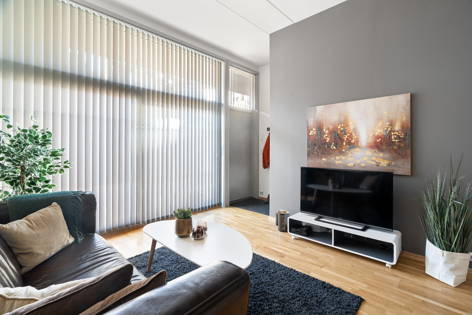 I stuen har du god plass til sofa med tilhørende møblement.