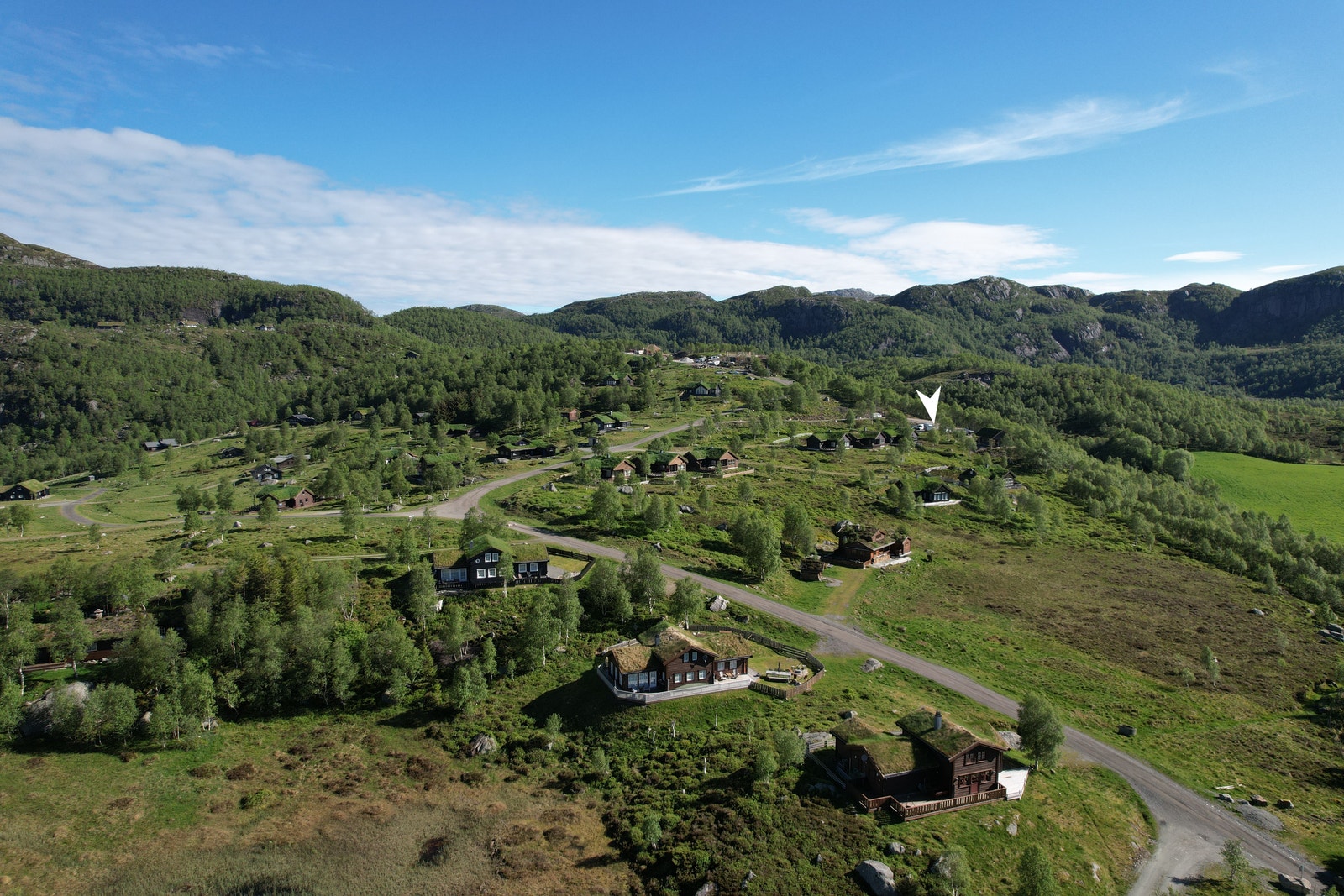 Flott hytteområde med nydelige turområder hele året. Tomten ligger på nedsiden av veien opp til hyttefeltet. Galleribilde