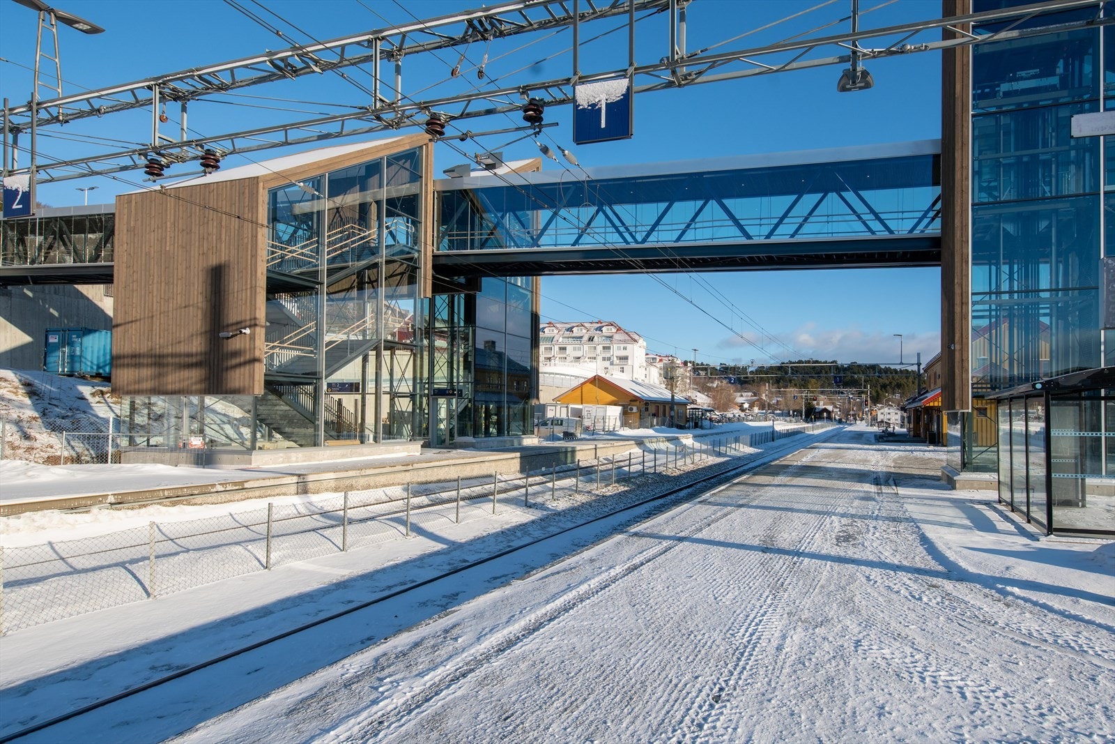 Ny gangbru over jernbanen gjør det smidig å komme seg til Holms Galleribilde