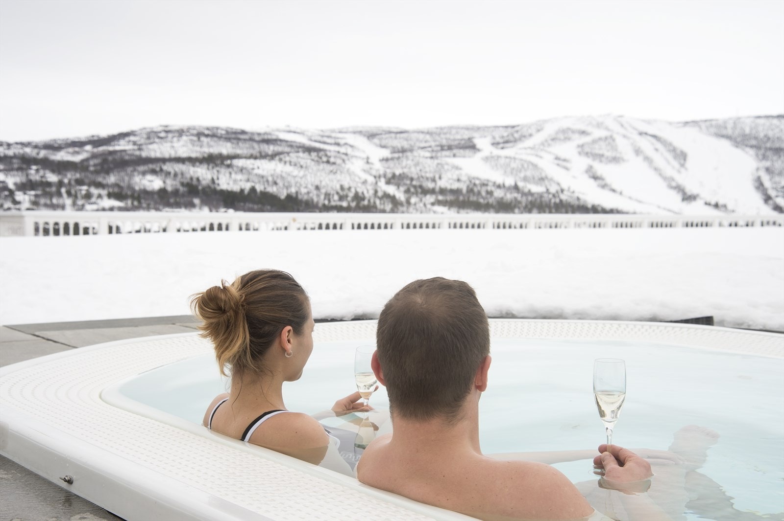 Utvendig jacuzzi i spa avdeingen - foto: Dr. Holms Galleribilde