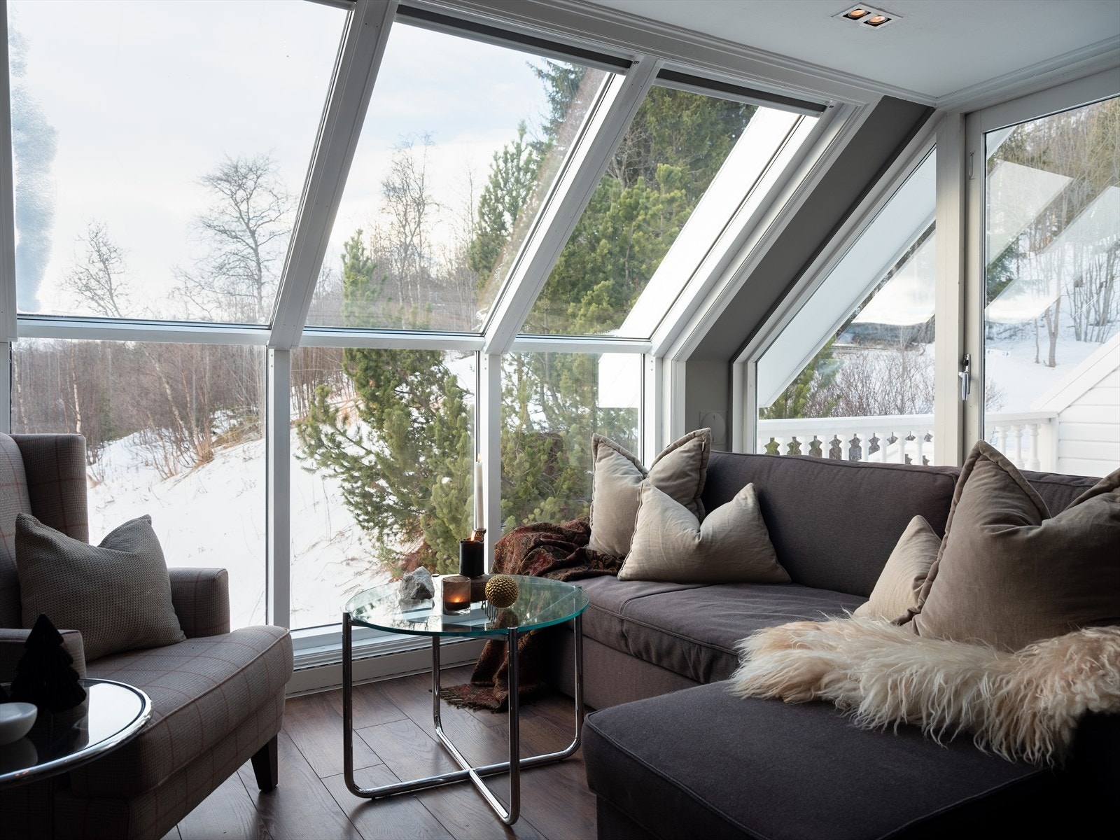 Solskjerming for skråvinduene nylig montert. Ytterligere solskjerming kan bestilles fra Annekset på Geilo Galleribilde