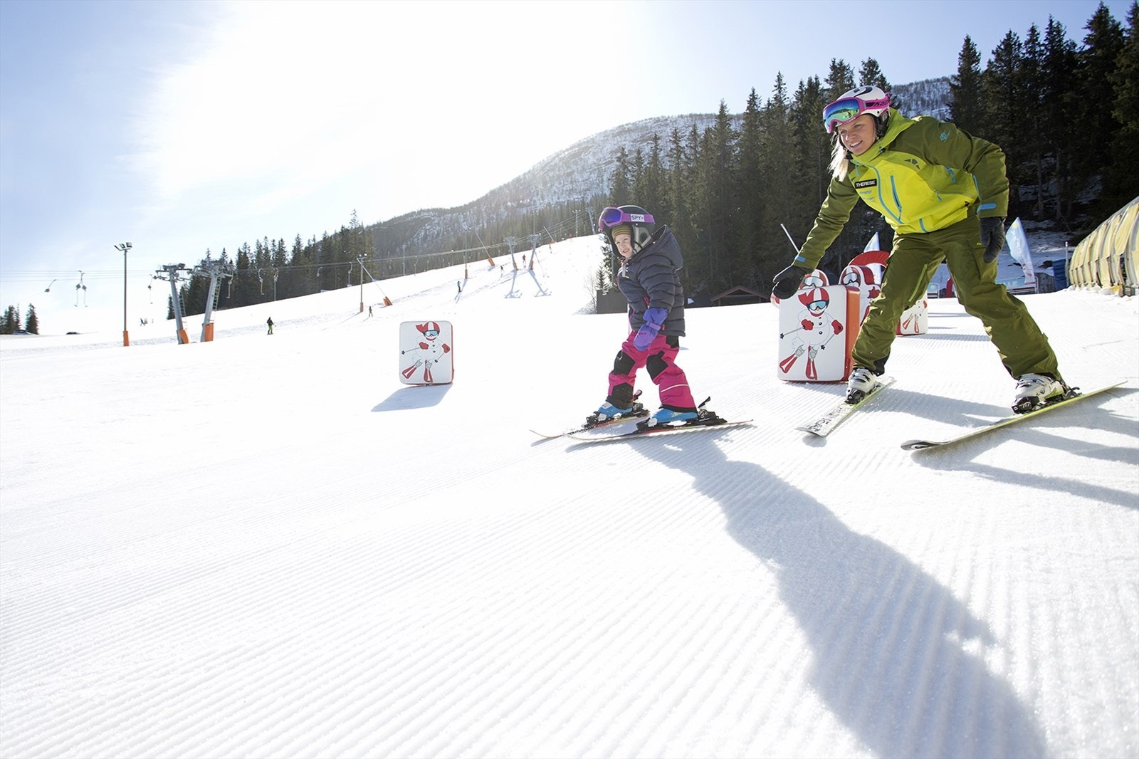 Rett utenfor leiligheten finner du baseområdet. Her er det mange aktiviteter for de minste. Foto: Skistar Galleribilde