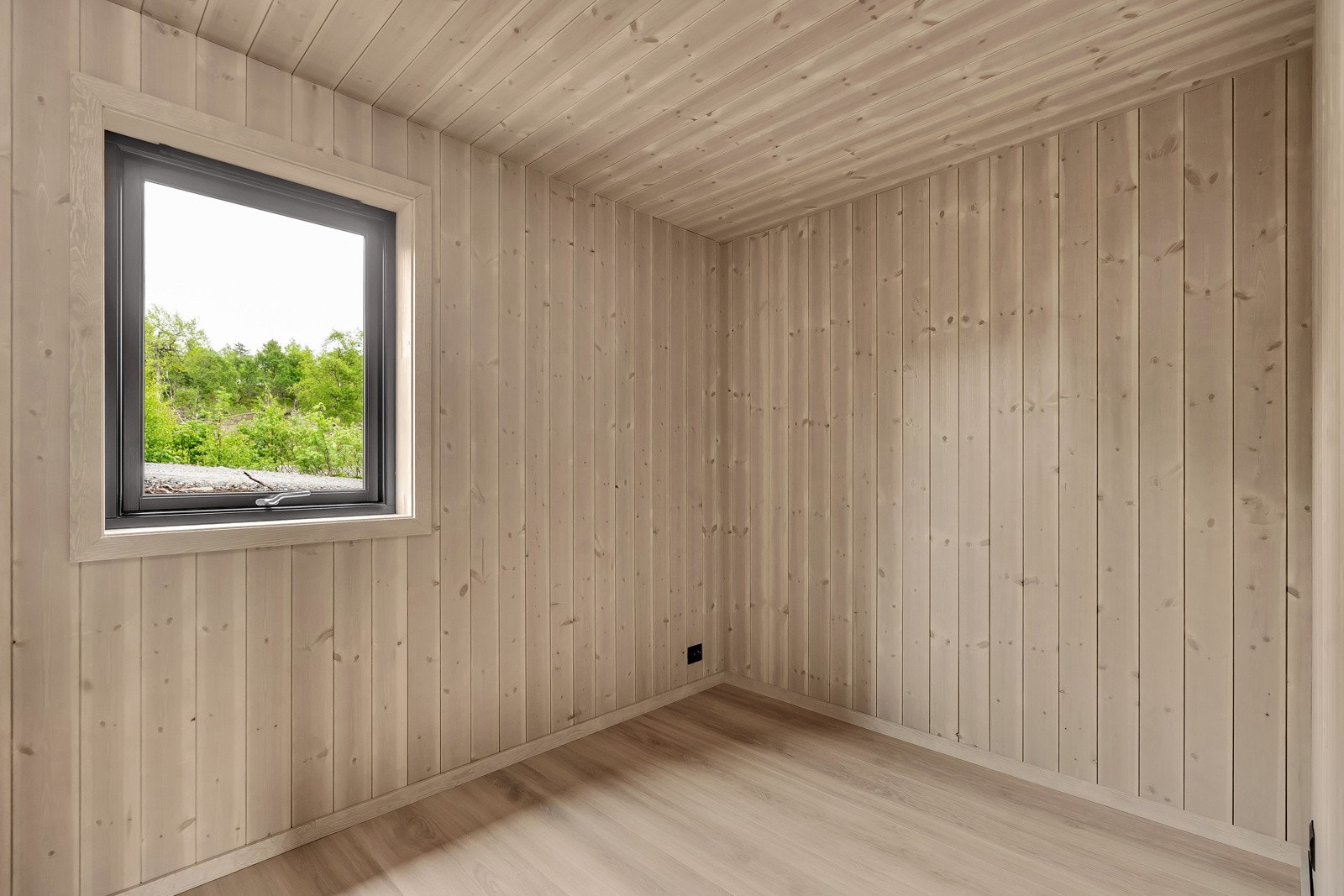 Det er to soverom i 1. etasje Galleribilde