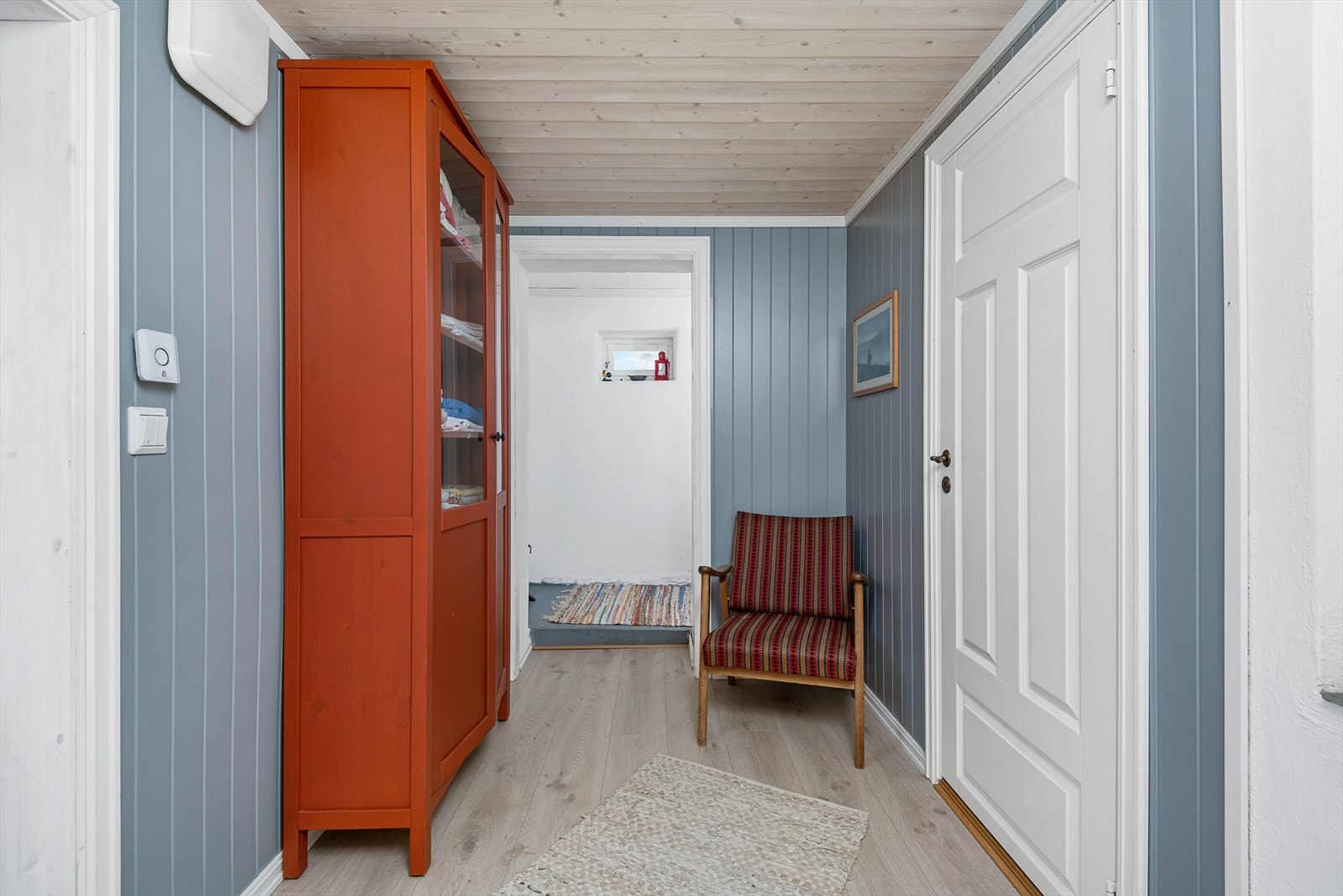 Fra gangen i hovedhytta. Malt i lune fargetoner. Adkomst til soverom og bad/wc. Galleribilde