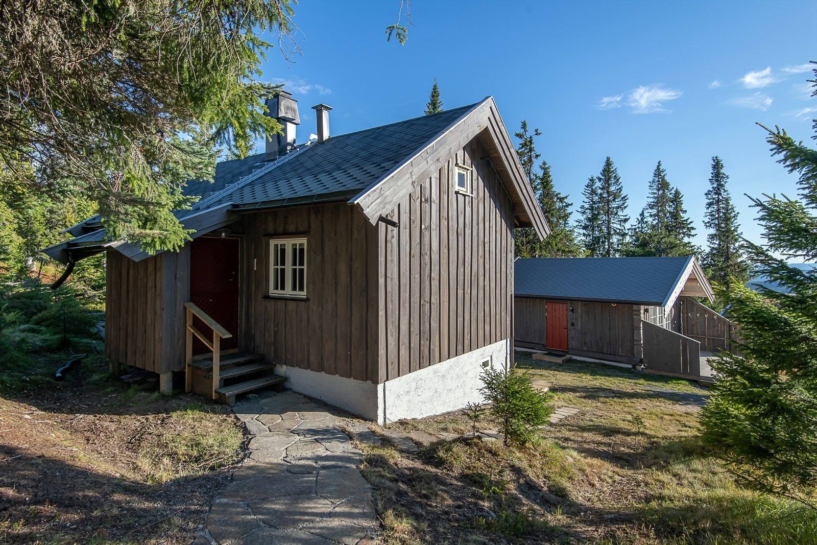 Skjermet for innsyn fra naboer. Sommerstid er det bilvei fram til hytta. vinterstid er det ca 30 m å gå fra felles parkeringsplass. Galleribilde