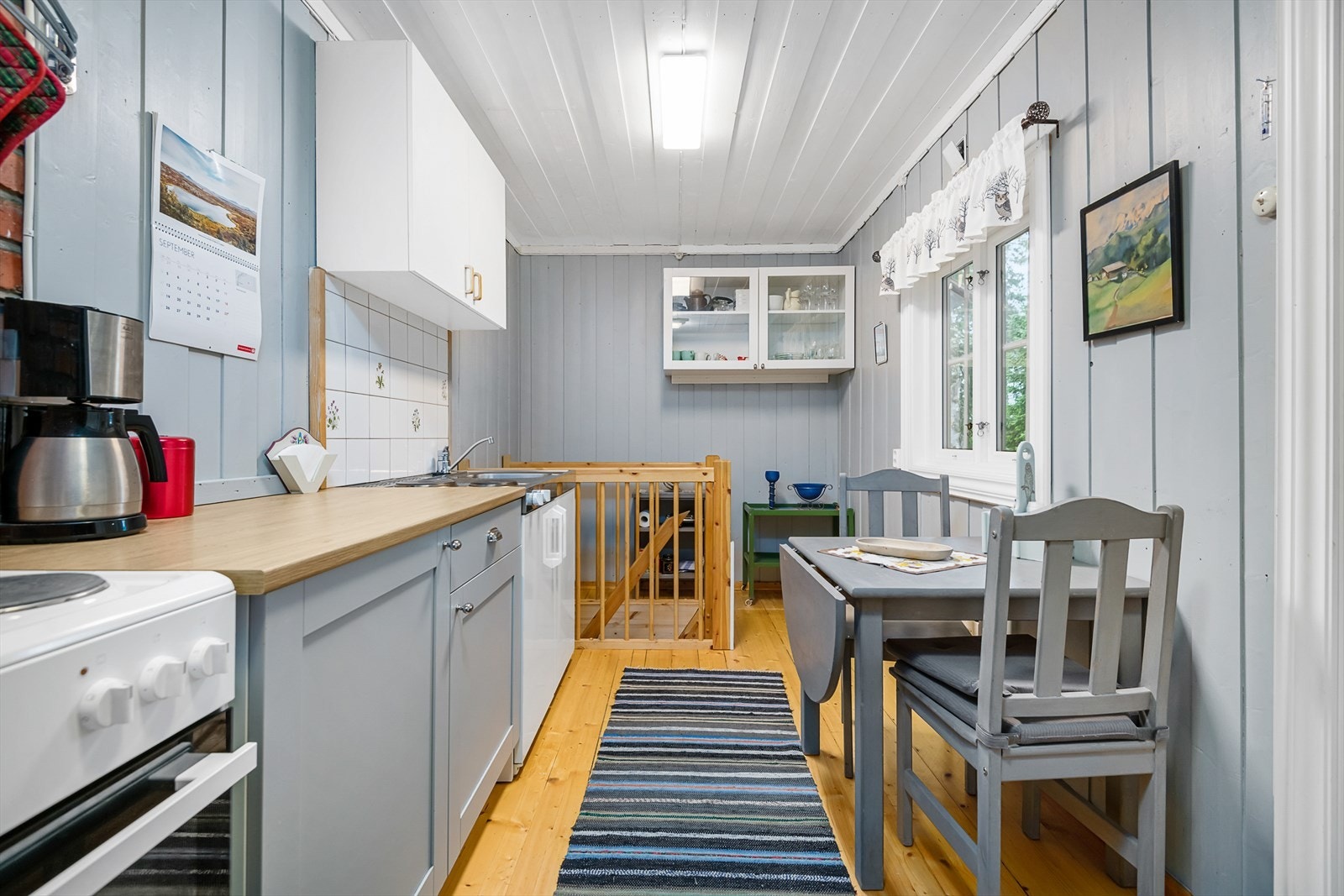 Delikate fargetoner både på vegger og innredning på kjøkkenet. Galleribilde