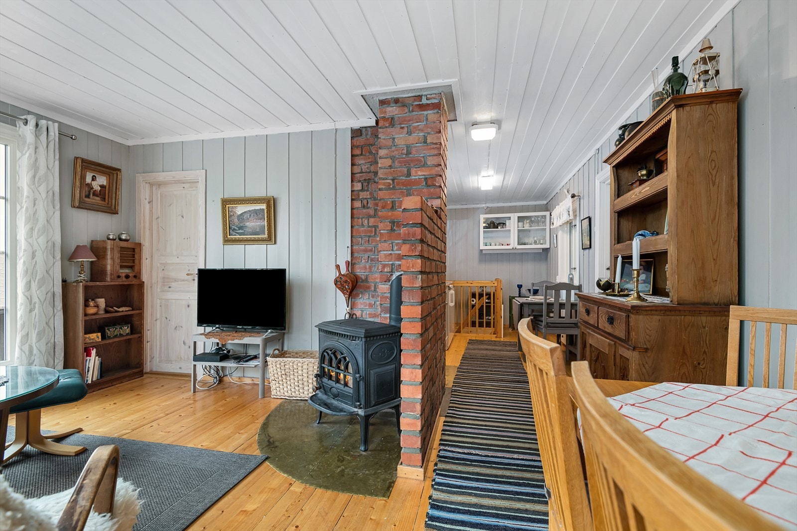 Lys og koselig lita stue i hovedhytta. Vegger og tak er i malt utførelse. Plass til spisebord og sofa. Galleribilde