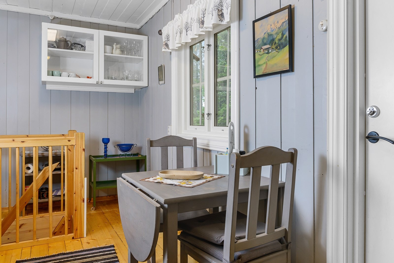 Du kommer rett inn i kjøkkenet fra ute. Herfra er det trapp ned til underetasjen i hytta. Galleribilde