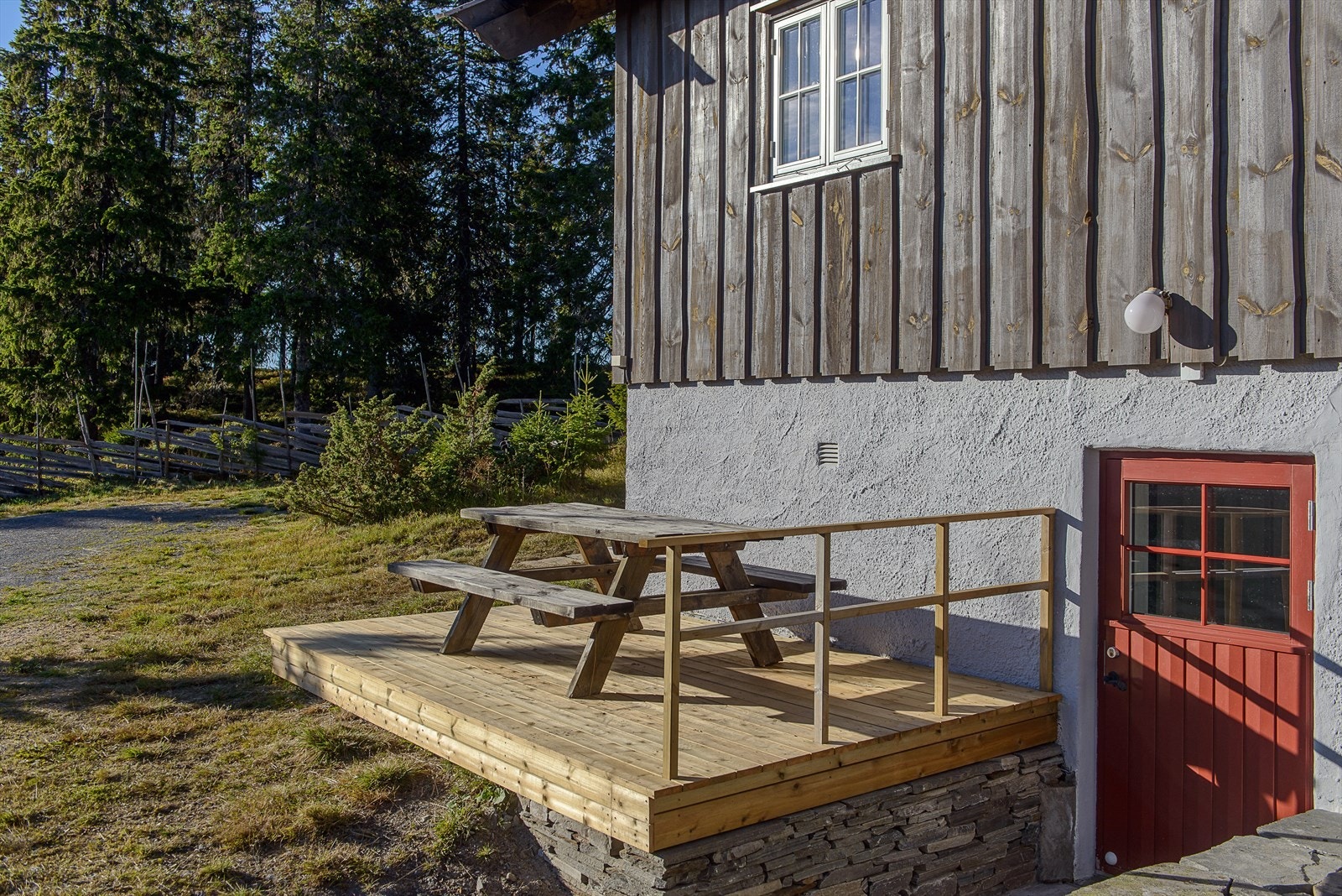 En enkel platting utenfor hovedhytta. Galleribilde