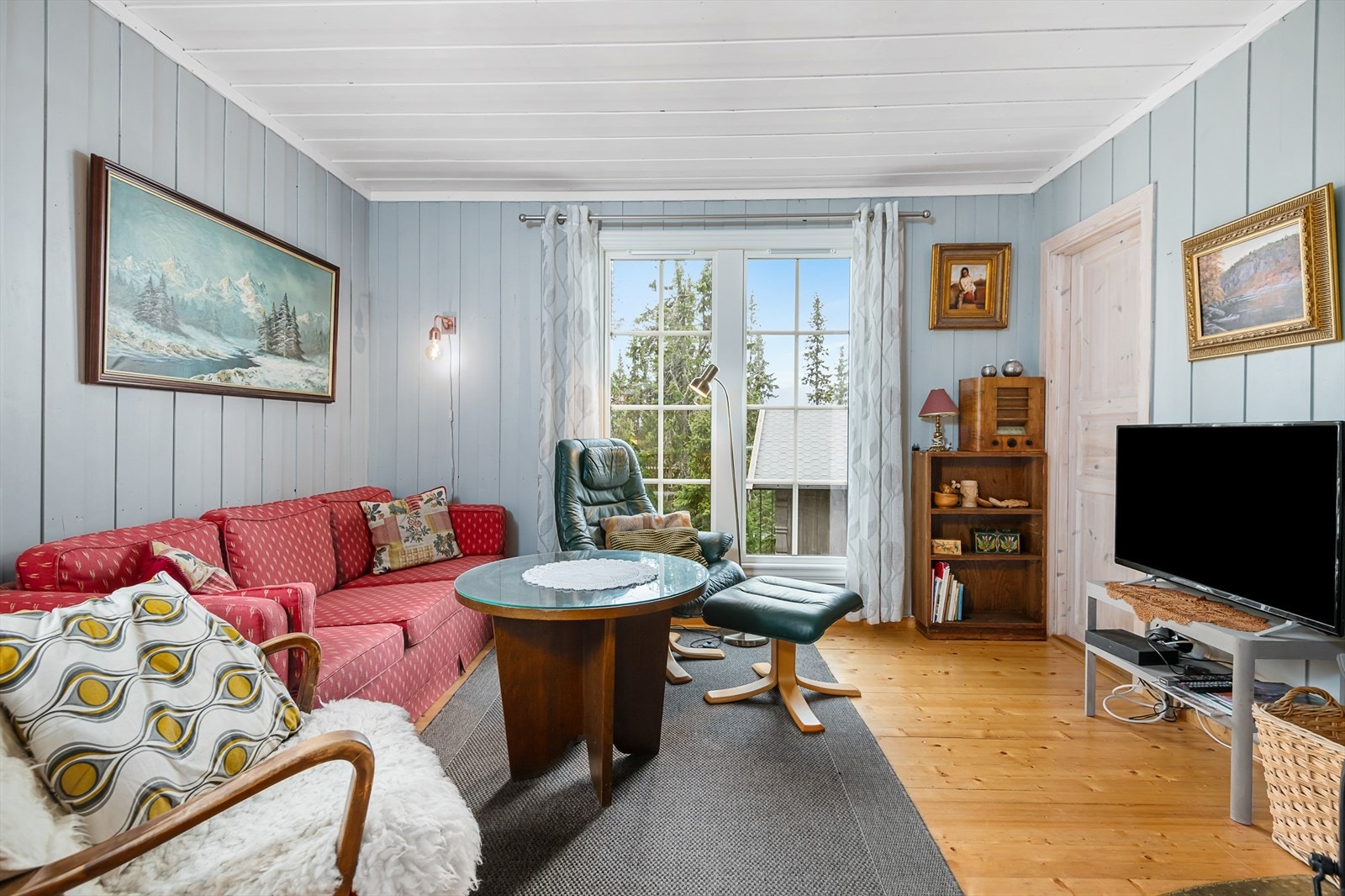 Oppvarming er strøm og vedfyring. Galleribilde