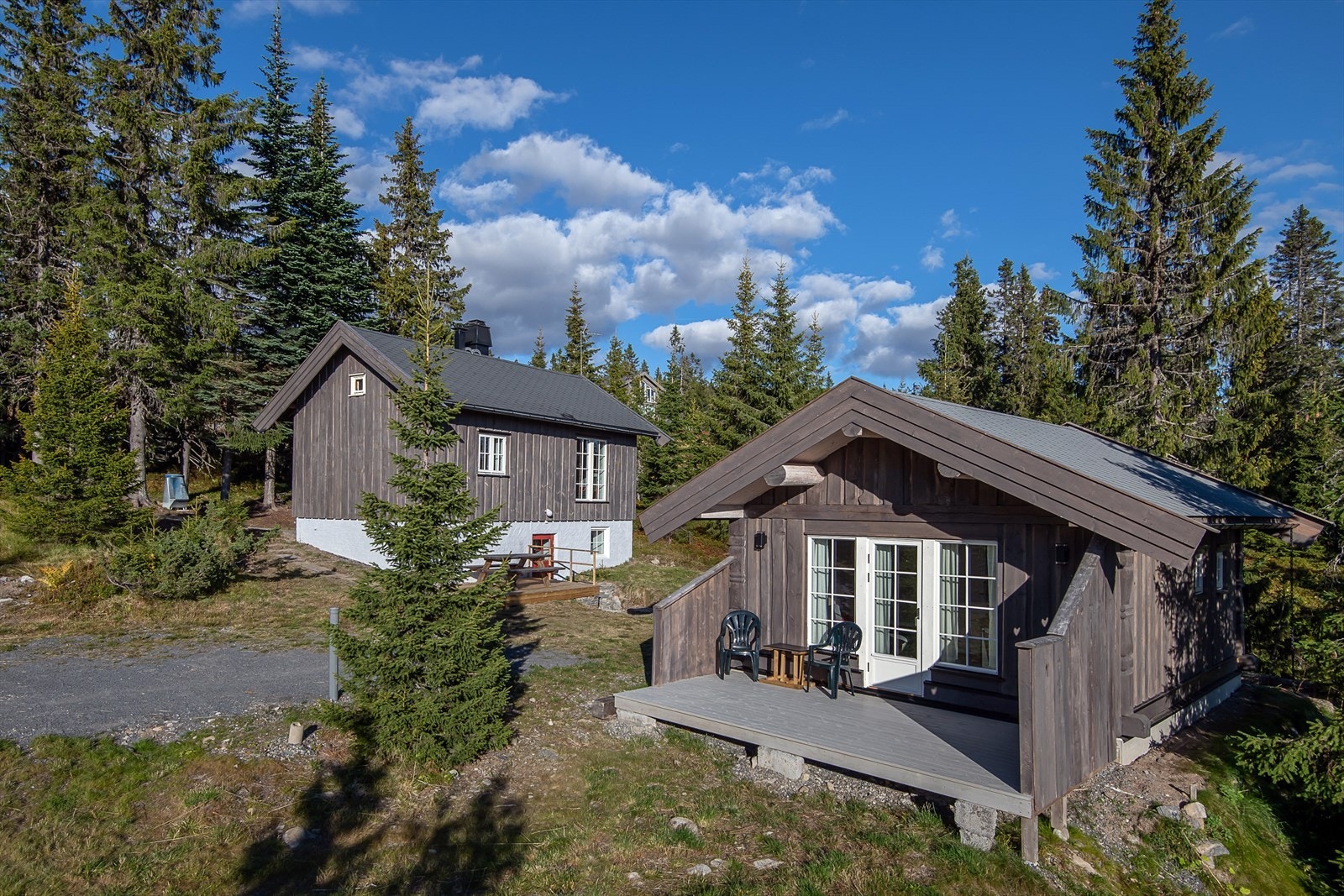 Eiendommen består av hytte, anneks og uthus og har herlig plassering, midt i skiløypa! Galleribilde