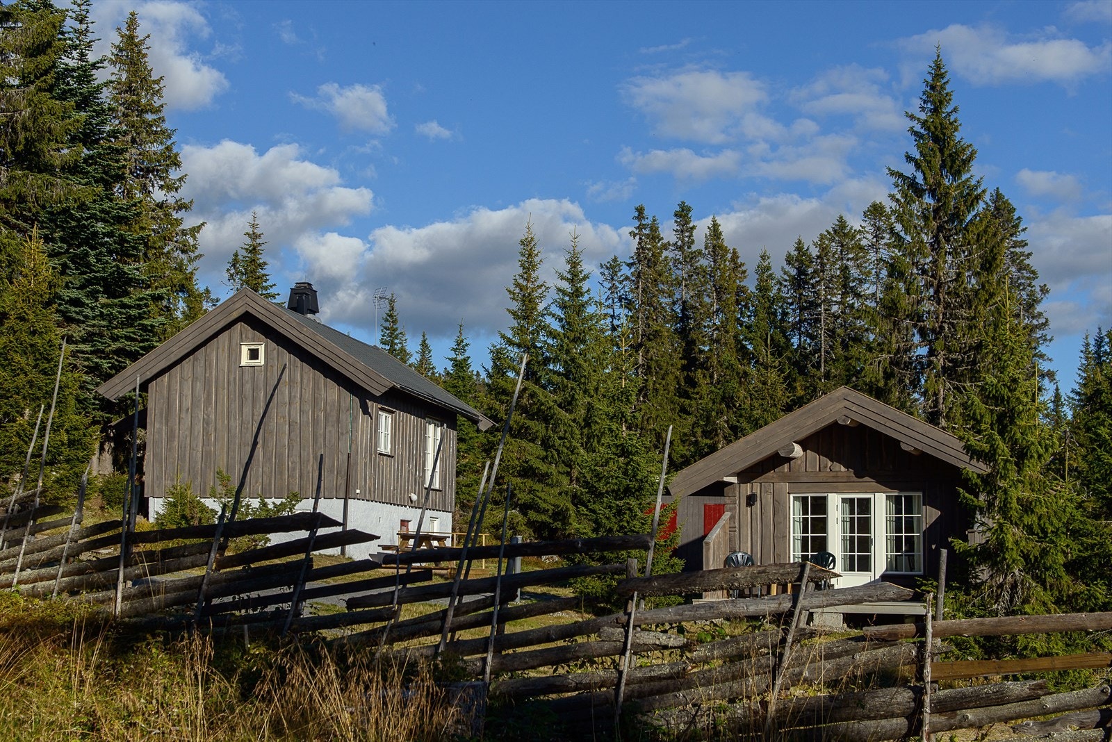 Deler av tomta har gjerde og rammer inn eiendommen som et hyggelig tun. Galleribilde