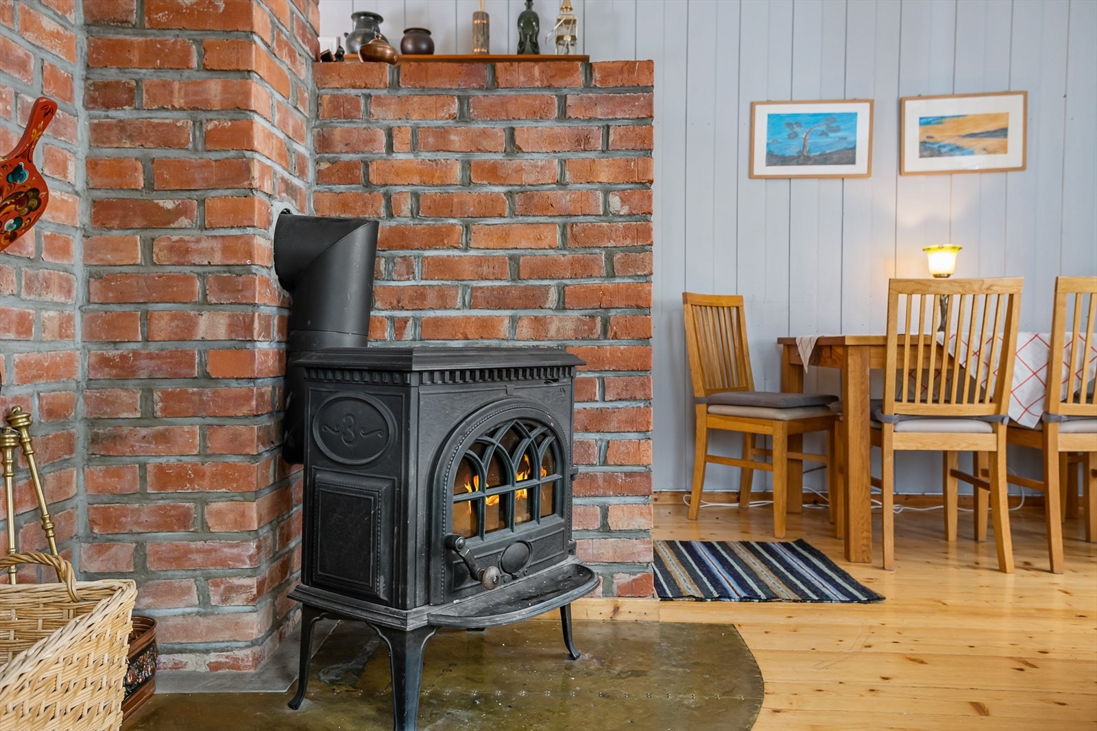 Peisovnen sørger for god varme i stua. Galleribilde