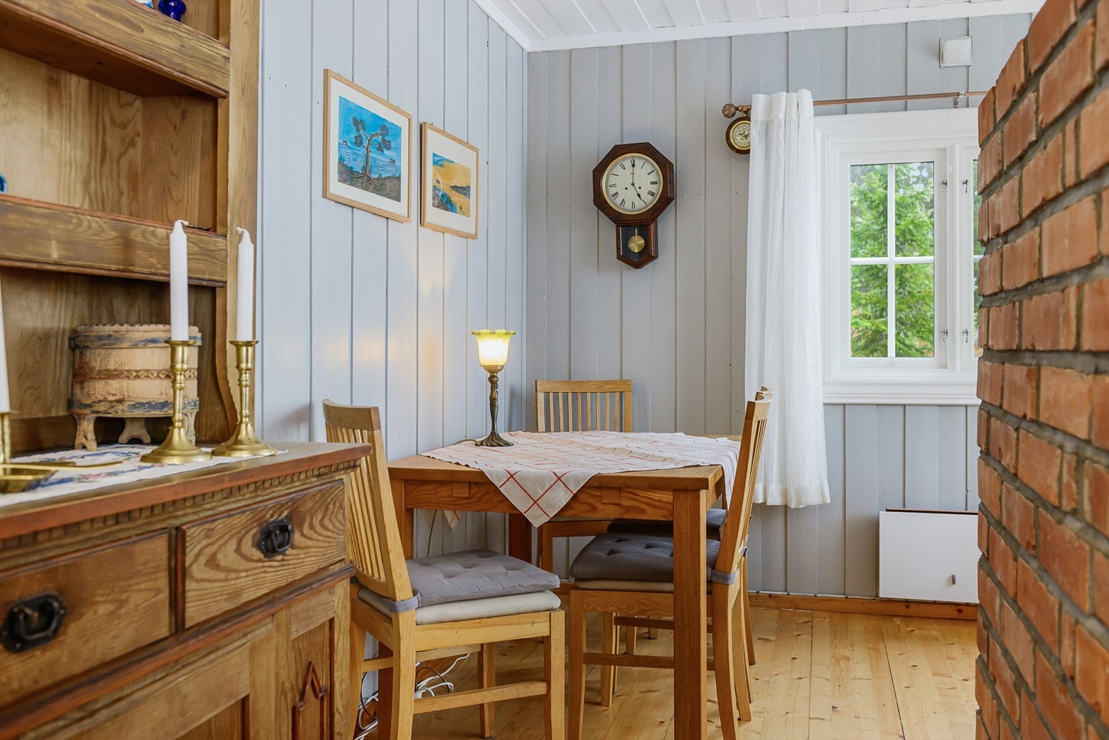 Fra kjøkkenet og inn mot stua. Galleribilde