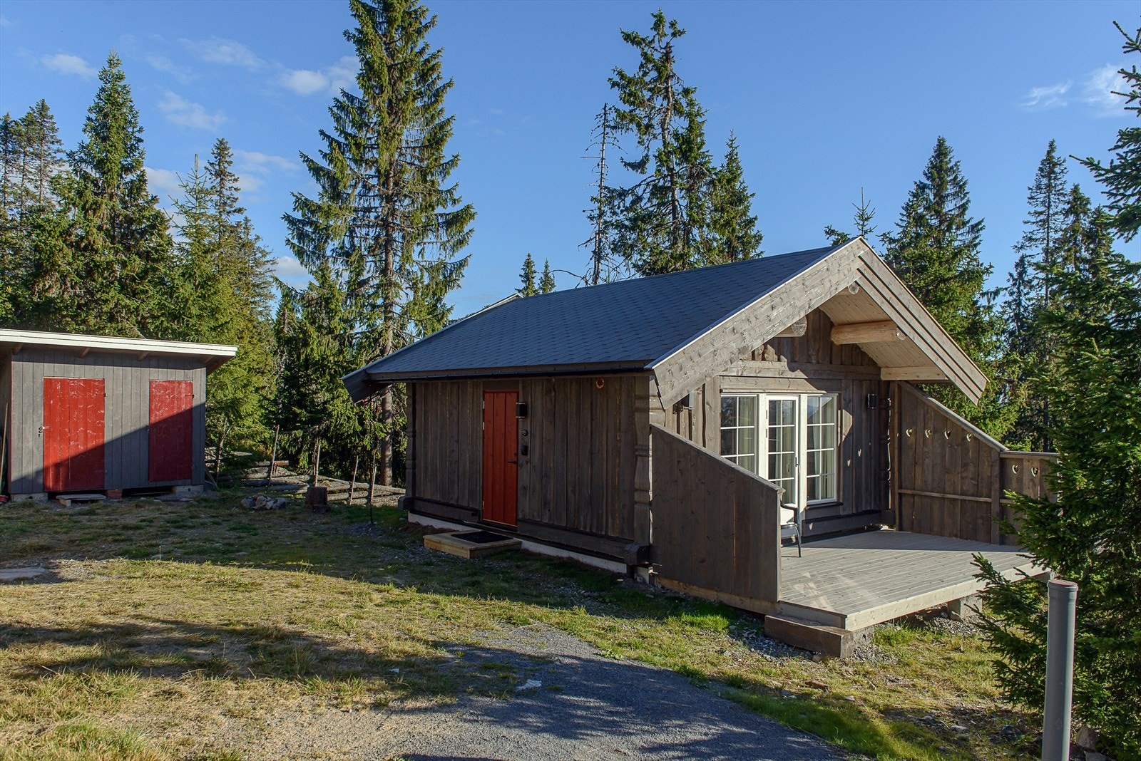 Barnevennlig og fine omgivelser med et hyggelig tun som innbyr til lek og moro. Galleribilde