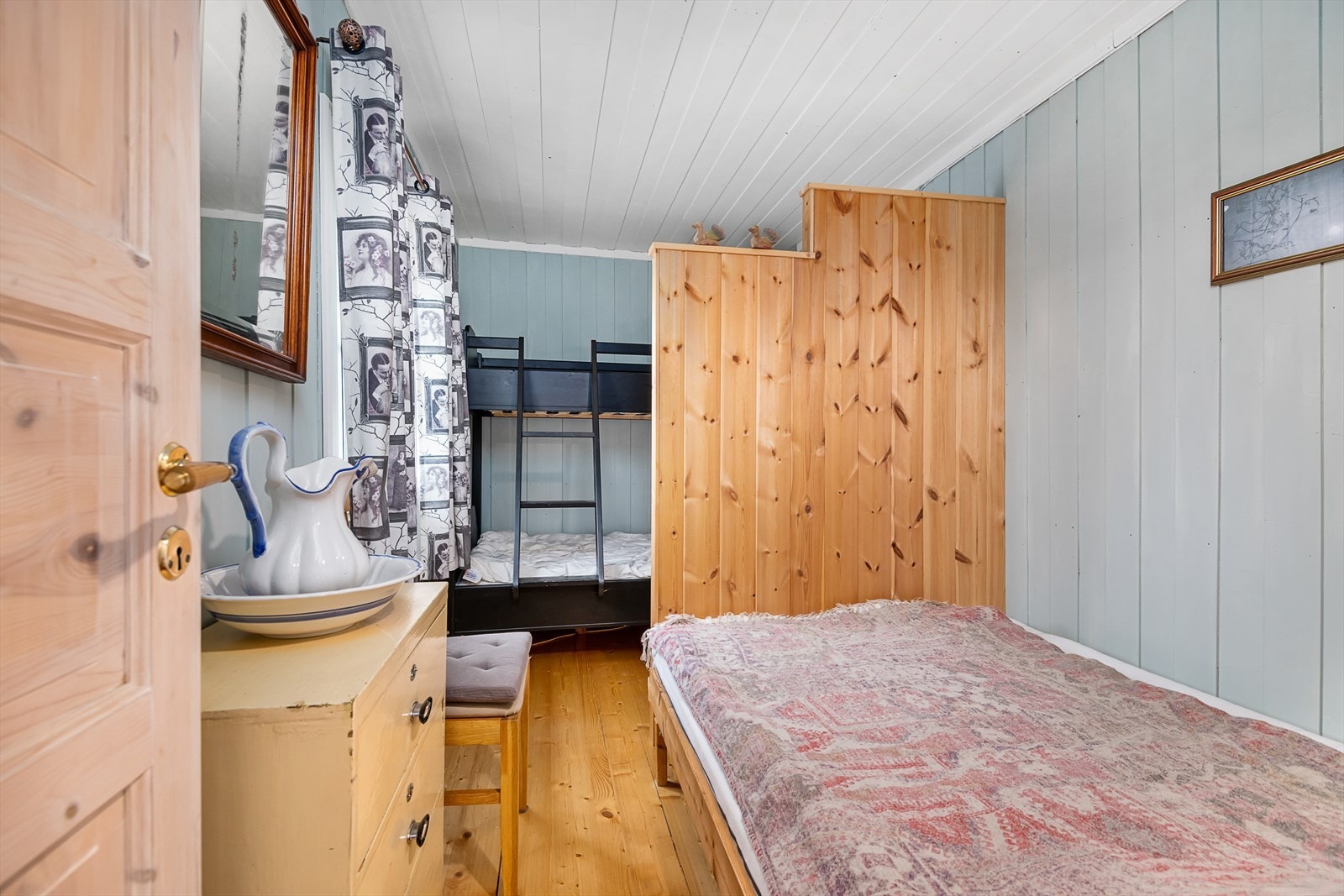 Fra det andre soveromme i hovedhytta. Innredet med familiekøye og dobbelseng. Ligger i underetasjen. Galleribilde