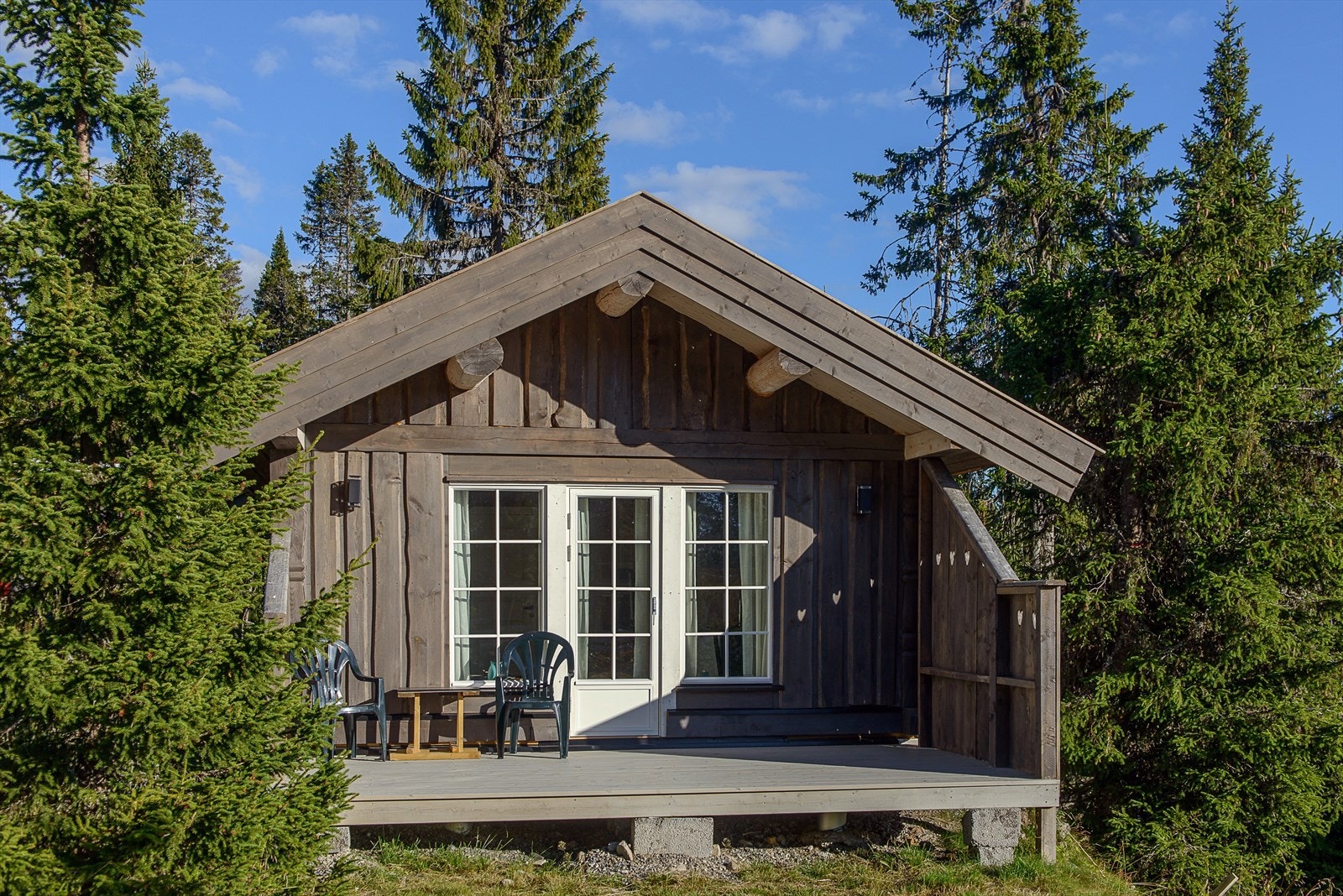 Annekset er av nyere dato og moderne. Lun og fin terrasse utenfor der en kan nyte sola i fred og ro. Galleribilde
