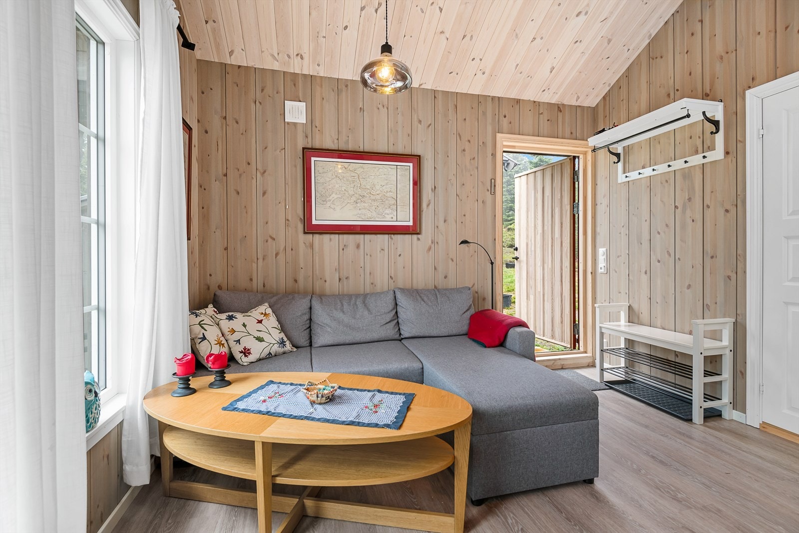 God takhøyde og store vindusflater gir fin romfølelse. Plass til å henge fra seg yttertøy og utstyr når du kommer inn. Galleribilde