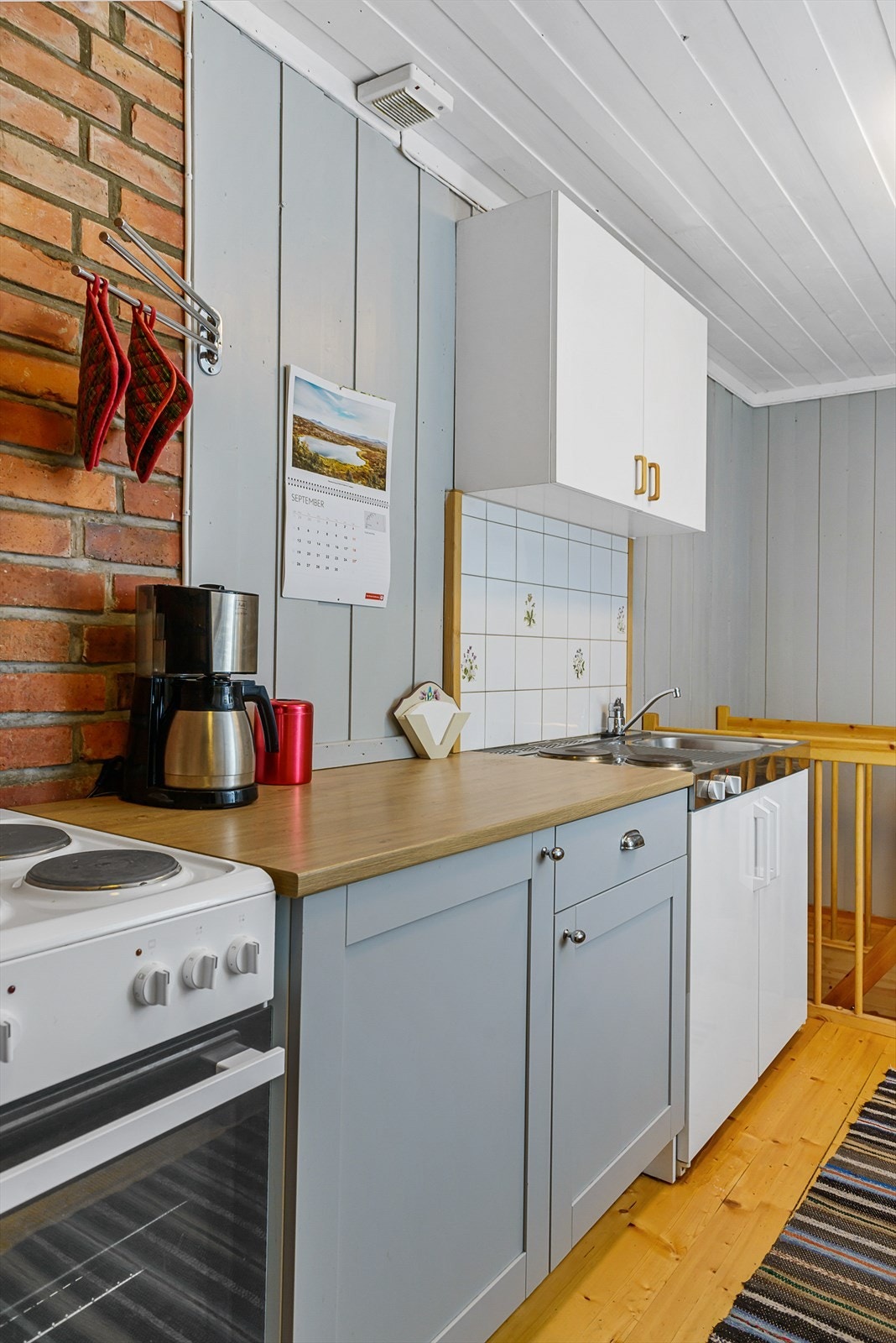 Plass til komfyr. Delvis malte fronter på innredningen. Galleribilde