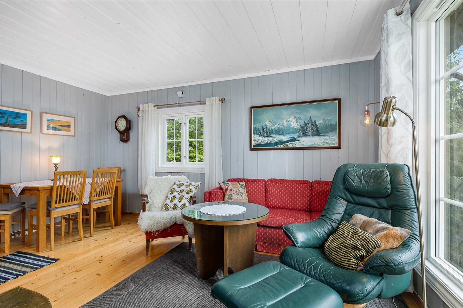 Fint naturlig lys inn i rommet. Galleribilde