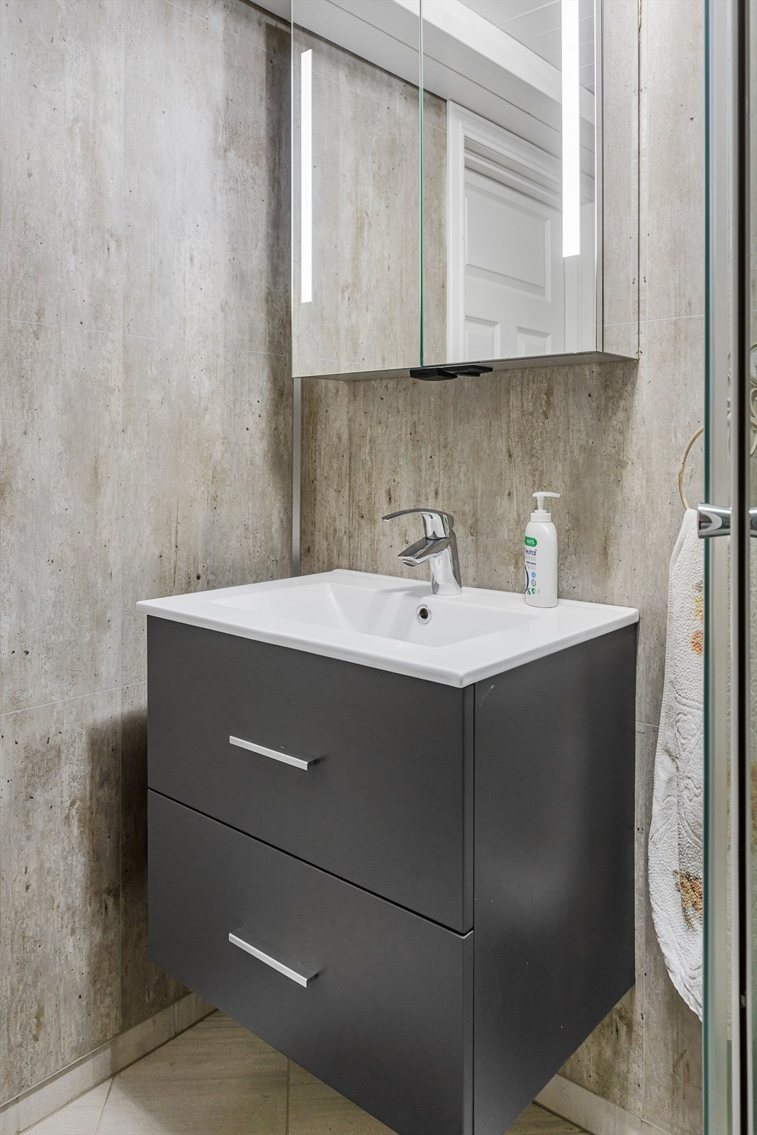 Servantinnredning med skuffer for oppbevaring. Galleribilde