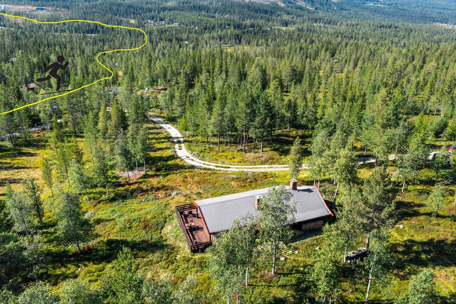 På nedsiden av hytta går det maskinpreparerte skiløyper som er en del av det fantastiske løypenettet i fjellet! Skiløypene leder til mange rundløyper som går bant annet til Helgesetvatnet, Reinsjøfjell, Haglebu og Imle. Galleribilde