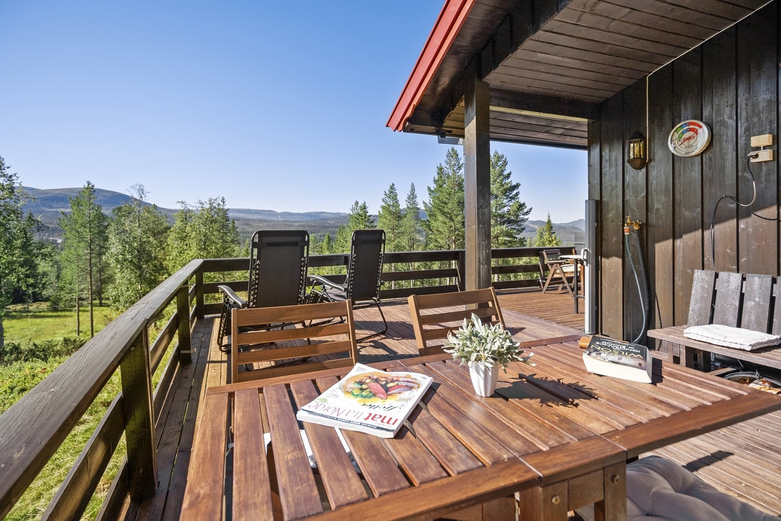 Stor og solrik terrasse med flere soner hvor du enkelt kan flytte deg etter solen. Galleribilde