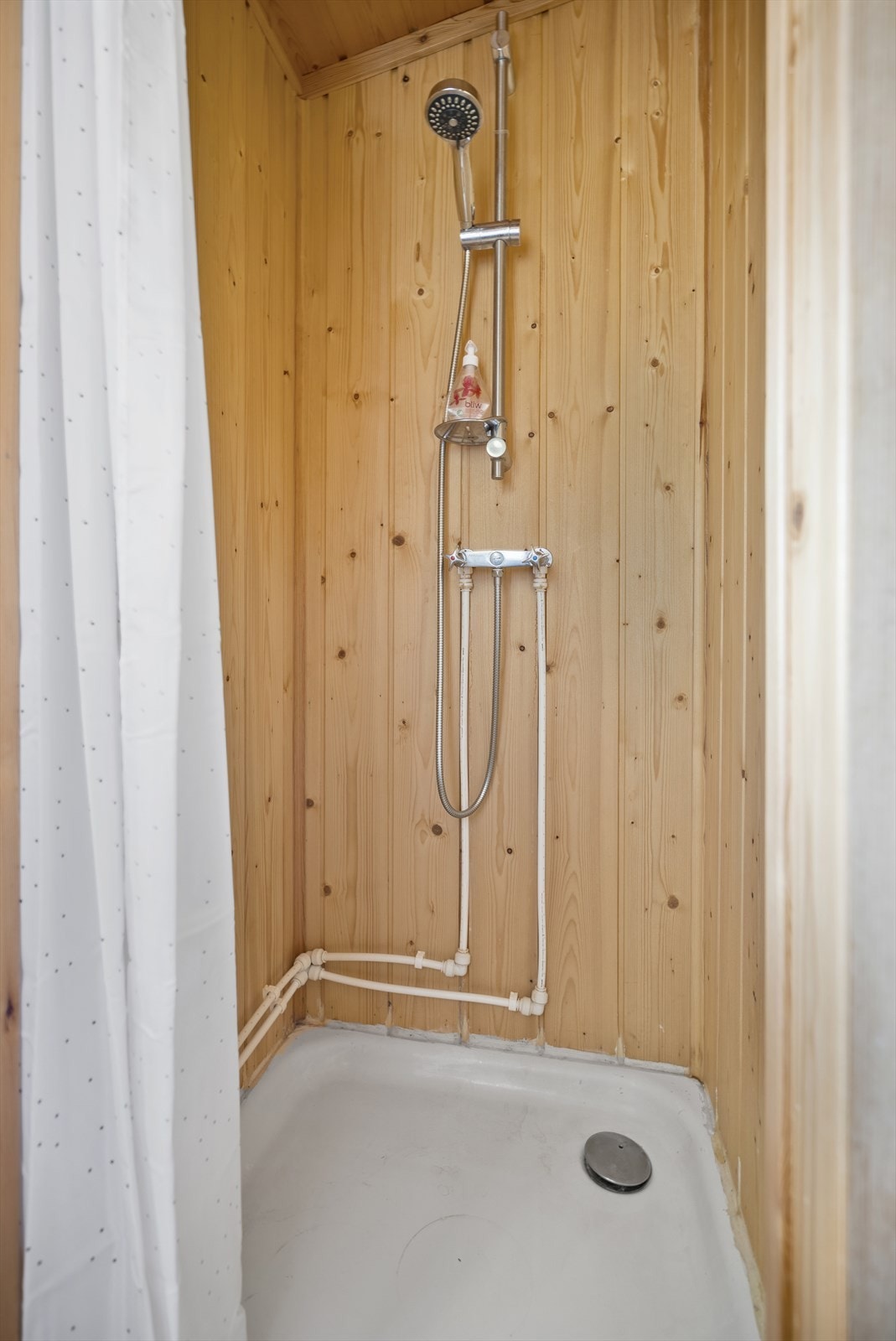 Dusjnisjen har sluk i plast/pvc, og vannledninger montert som et åpent anlegg. Badet tilfredsstiller ikke krav til våtrom. Galleribilde