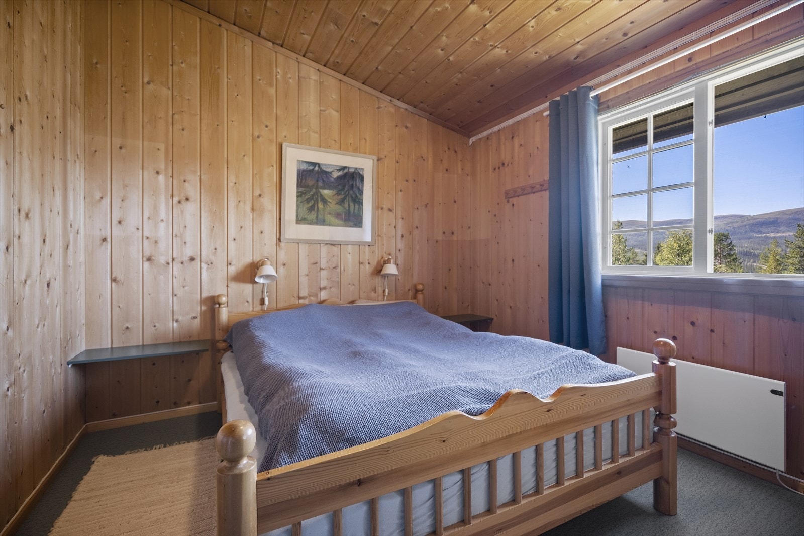 Soverom nr2. Romslig hovedsoverom med garderobeskap og egen peisovn. Galleribilde