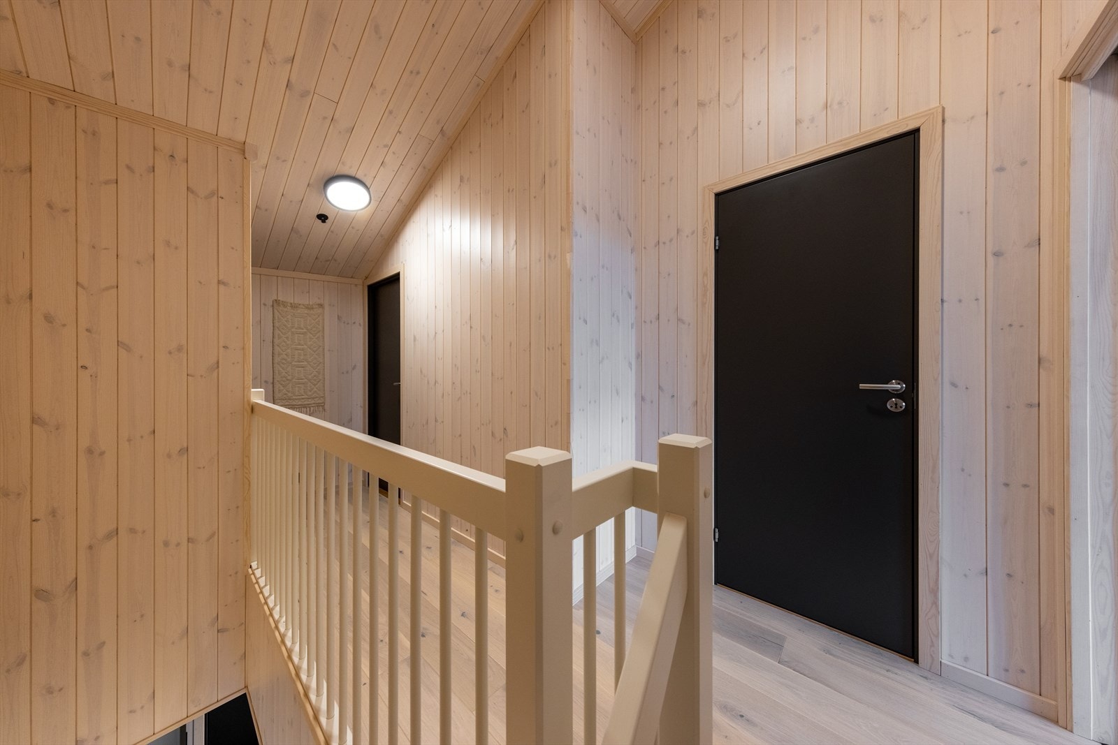 Det er vannbåren gulvvarme (ikke i soverommene plan 4), med oppvarming fra felles energibrønn og varmepumpe Galleribilde