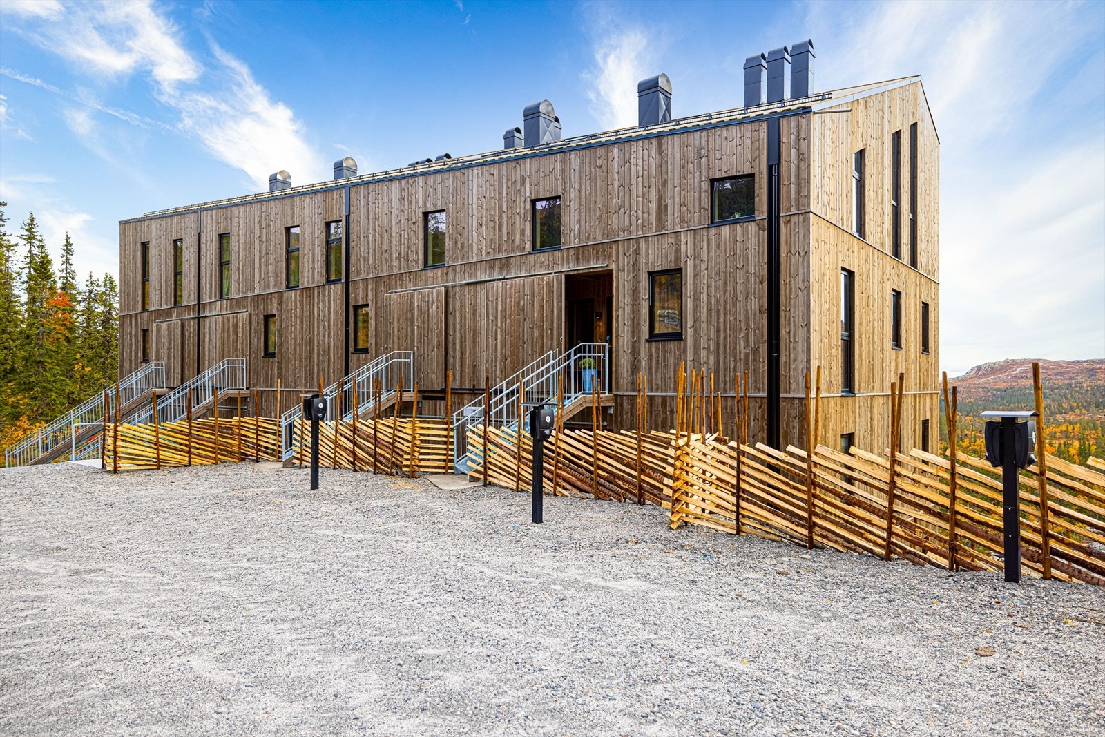 Det medfølger en parkeringsplass med el-bil lader Galleribilde