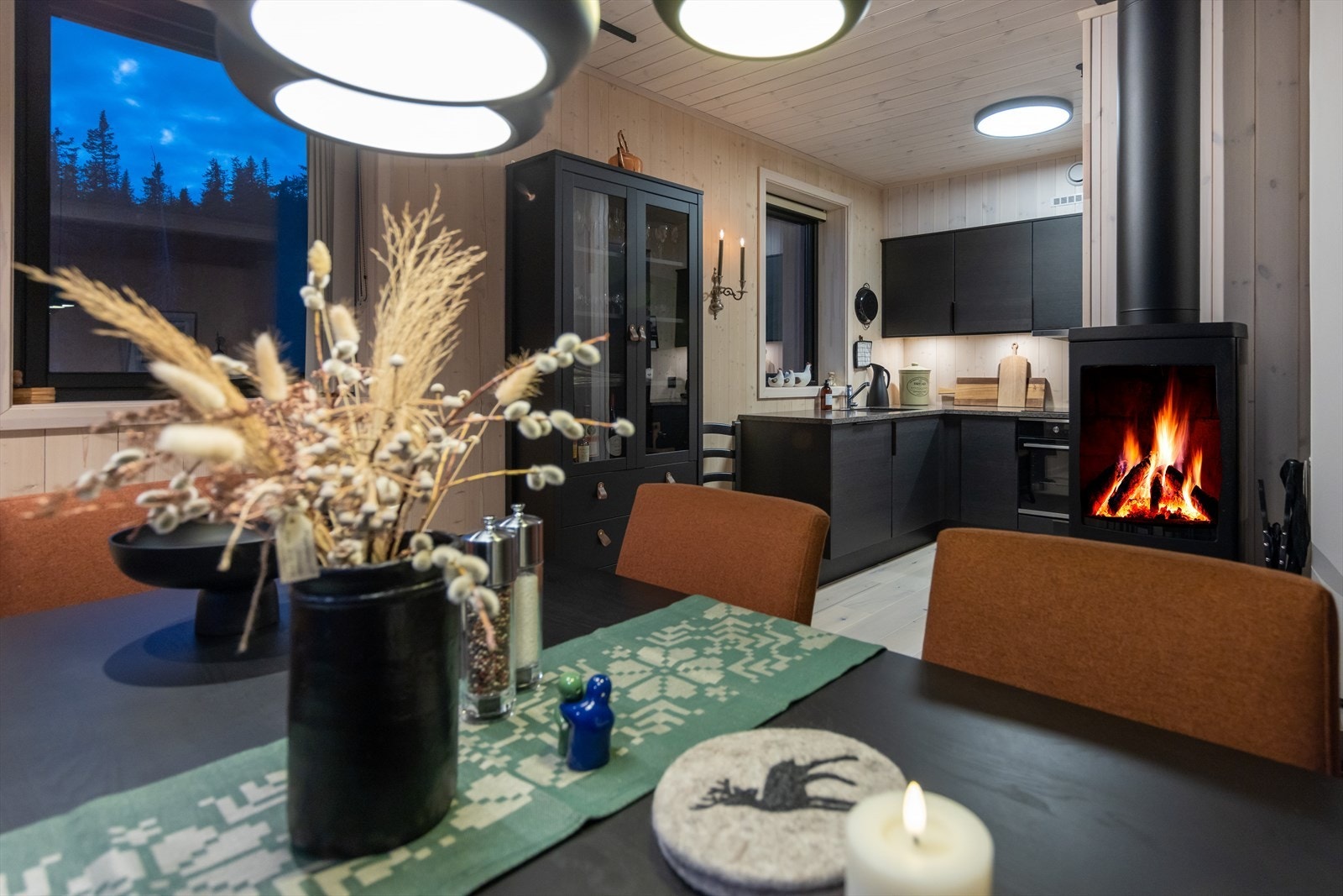 Kvaliteter som heltre furugulv, moderne fliser, Elko Plus Design, tak og vegger i flott kombinasjon av massivtre og glattpanel. Peisovn i stuen. Galleribilde