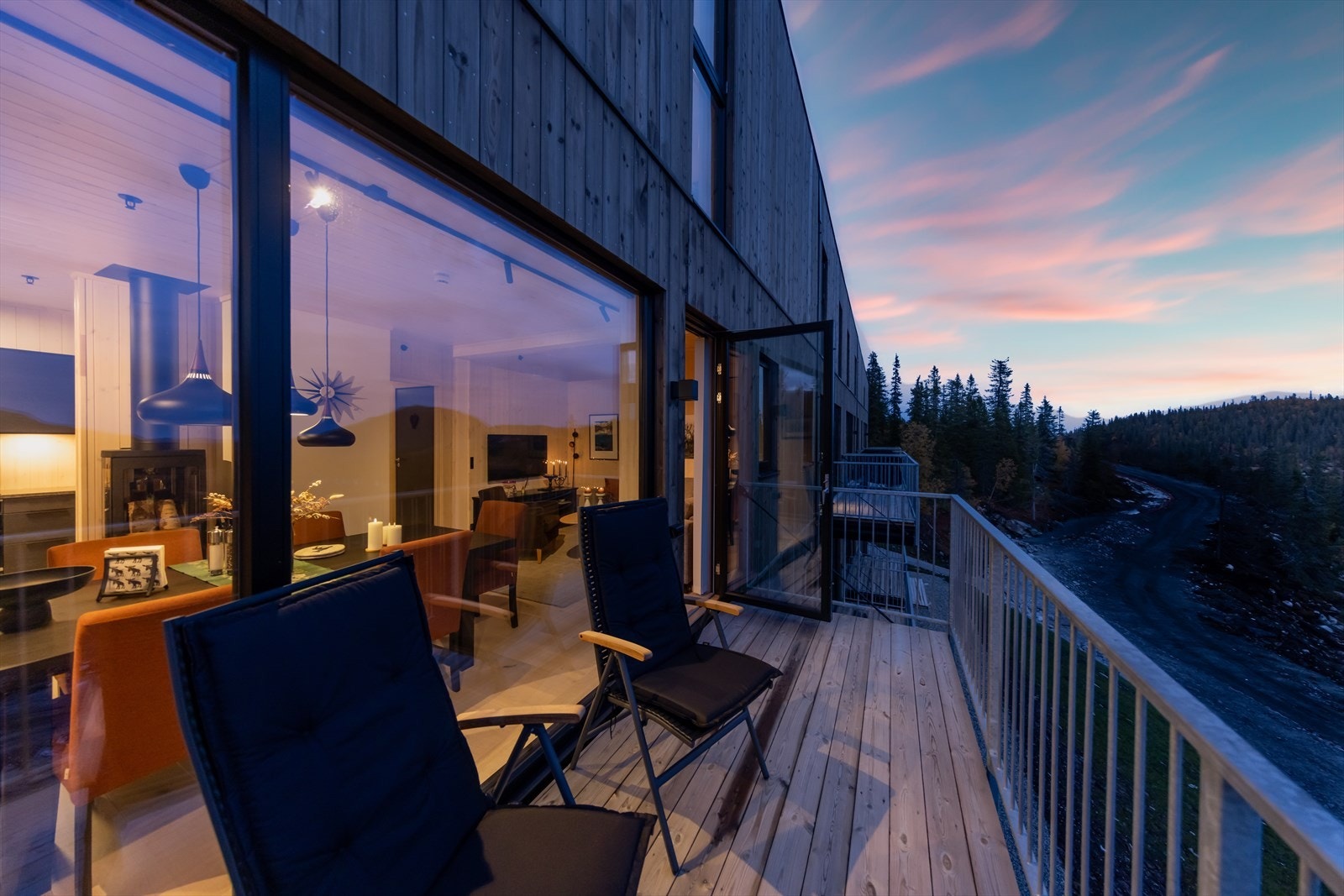 Solrik balkong på ca. 7 kvm med fantastisk utsikt mot fjellheimen Galleribilde