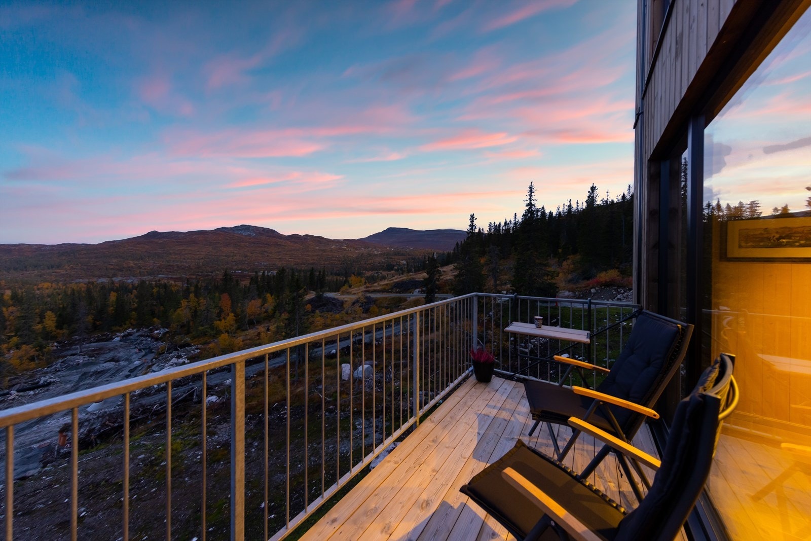 Her har du fantastisk utsyn over Fisketjern, Hestleinnatten mot øst og ikke minst majestetiske Høgevarde mot sør Galleribilde