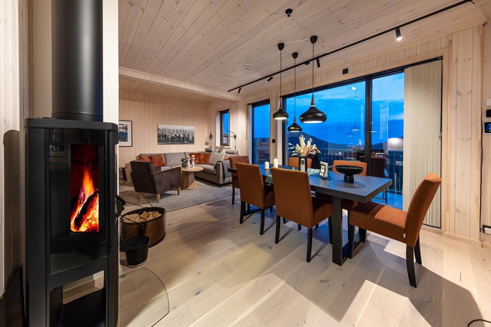 Leiligheten er fra 2022 og er bygget med en høy standard og gjennomførte løsninger. Utstyr og materialer levert av kjente kvalitetsleverandører Galleribilde