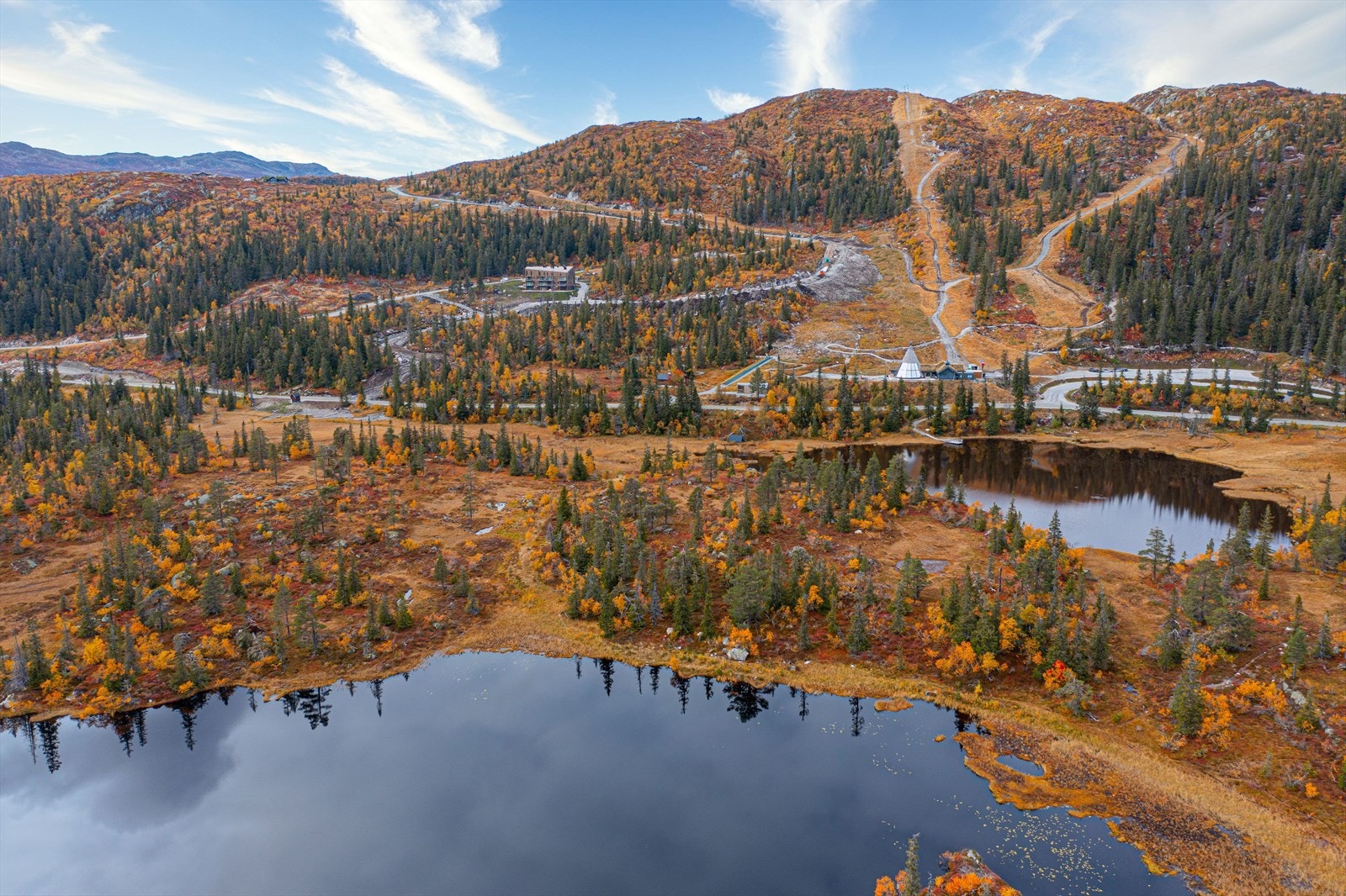 Området byr på blant annet familieskibakke med kafeteria/ varmestue og milevis med preparerte skiløyper. Løypene er tilknyttet løypenettet på Norefjell. Videre byr området på turstier og sykkelveier Galleribilde