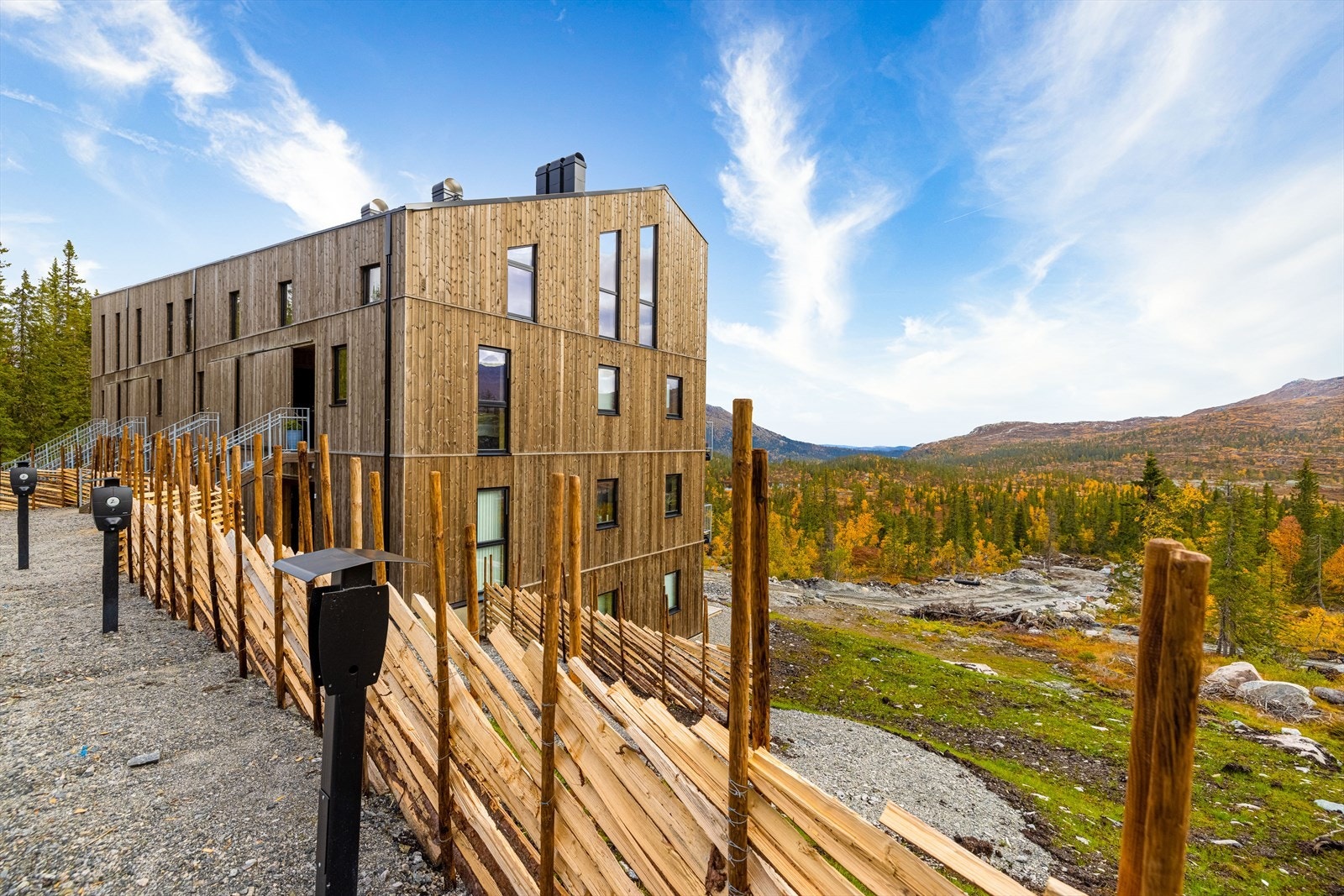 Leilighetsbyggets langstrakte form henter inspirasjon fra de mange gamle gårdsbygningene i regionen. Bygget har innslag av gjenbruksmaterialer i innvendig kledning. Eksponert massivtre og naturlige materialer gir dessuten et godt inneklima Galleribilde