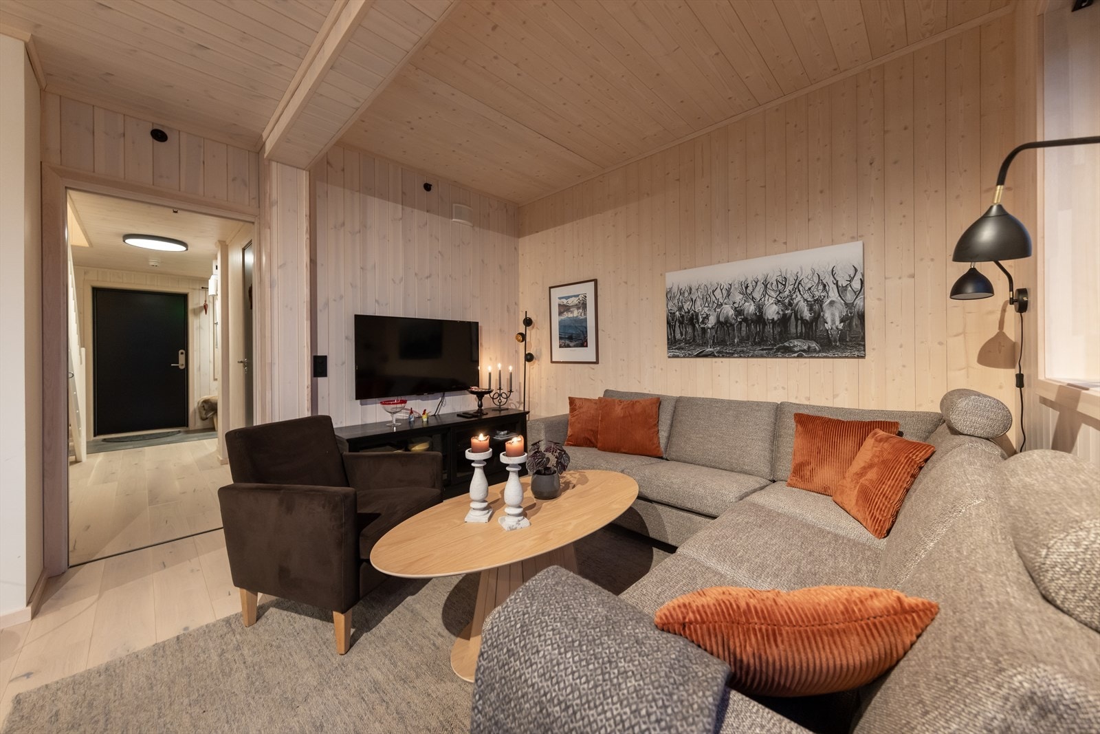 Oppholdsrommene er store og luftige og har god plass til sofagrupper og spisebord Galleribilde