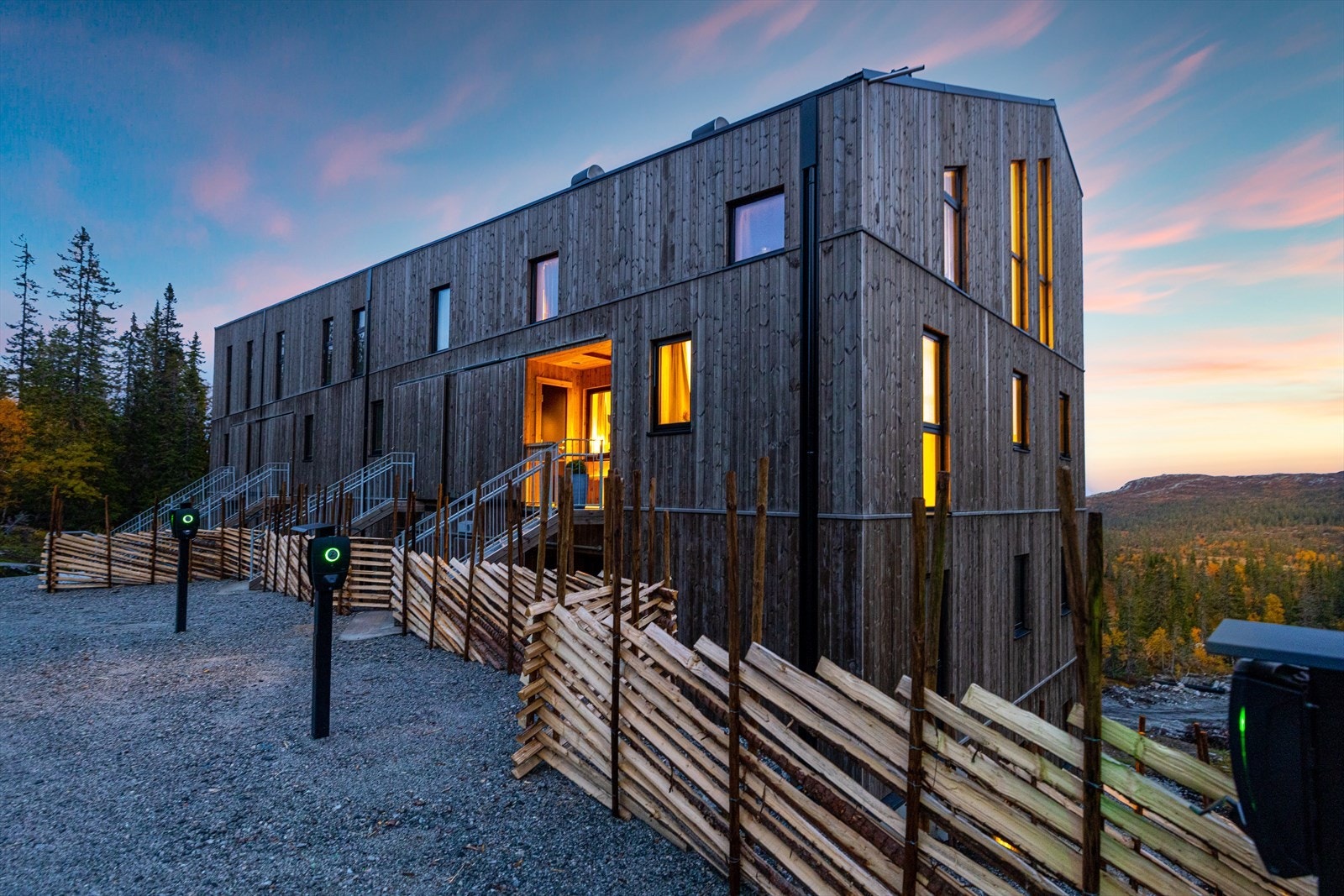 Leiligheten har en solrik plassering, med ski inn/ut om vinteren og sykkel inn/ut i sommerhalvåret Galleribilde