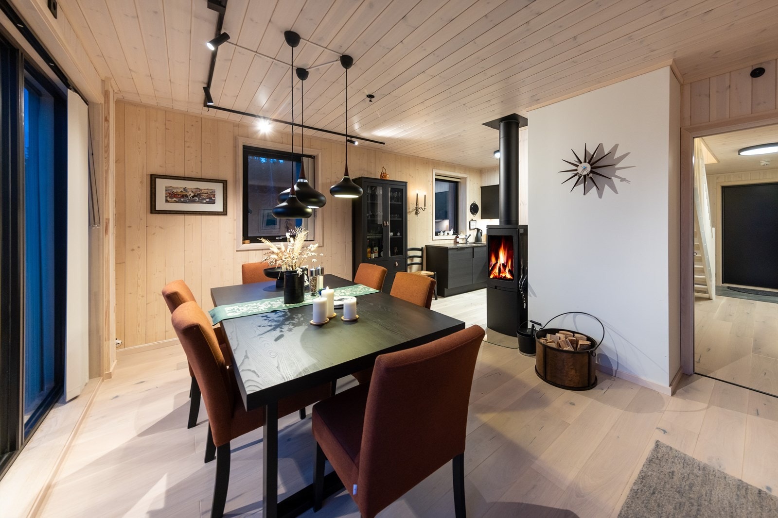 Her nevnes kvaliteter som heltre furugulv, moderne fliser, Elko Plus Design, tak og vegger i flott kombinasjon av massivtre og glattpanel Galleribilde