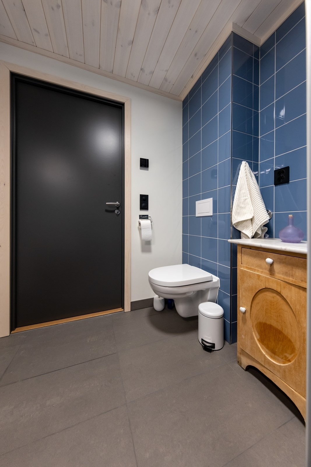 Lekre bad med flott kombinasjon av fliser på gulv og vegger og malte overflater Galleribilde