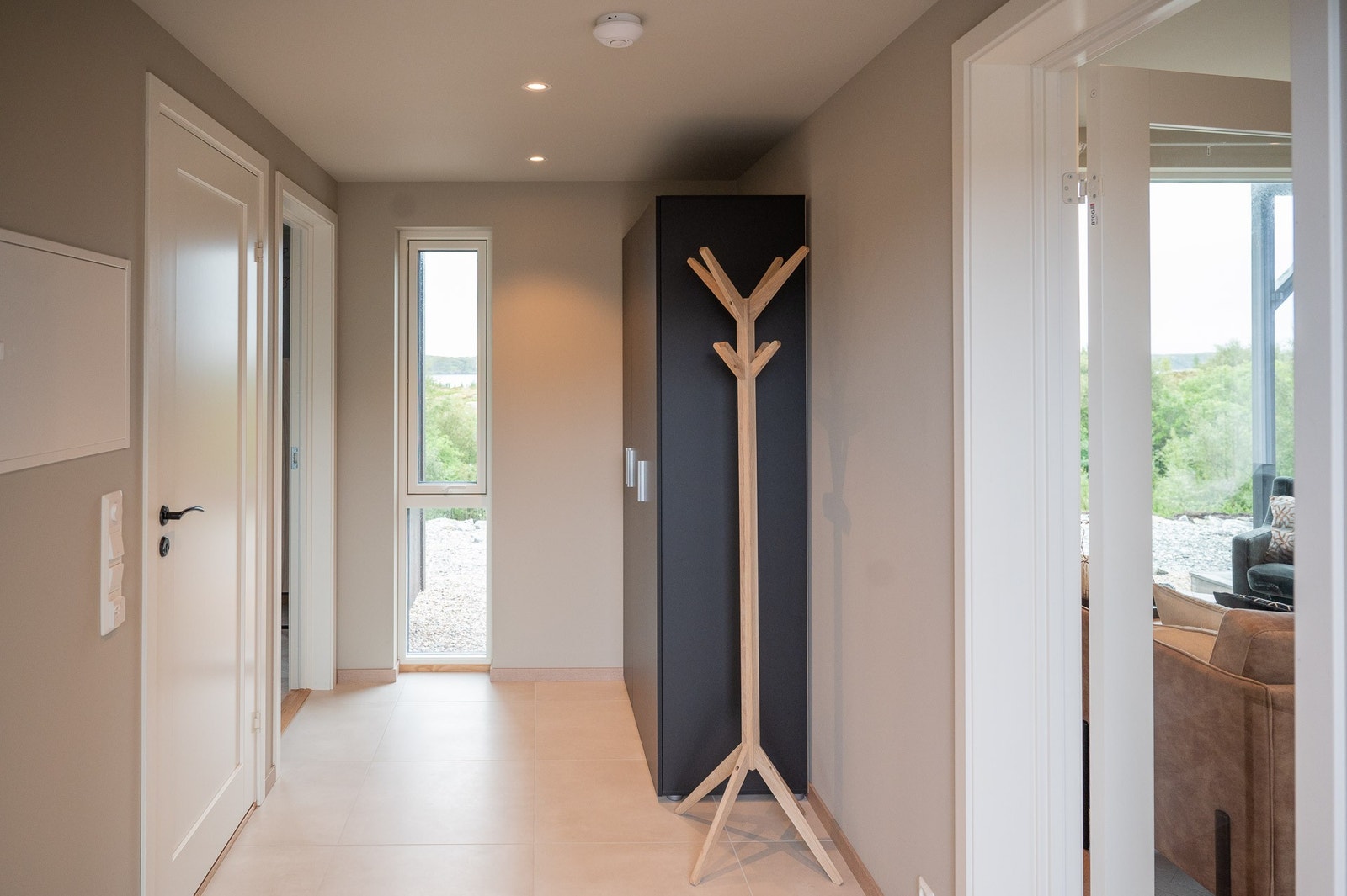 Hyggelig entrè med god plass til yttertøy. Galleribilde
