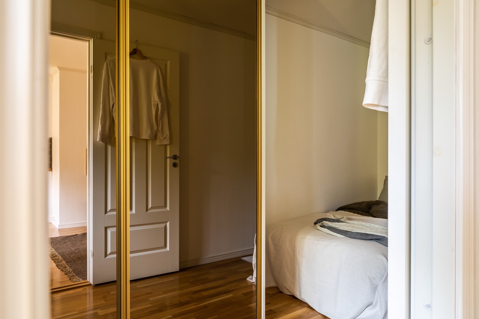 Leiligheten har et romslig soverom med god plass til dobbeltseng. Galleribilde