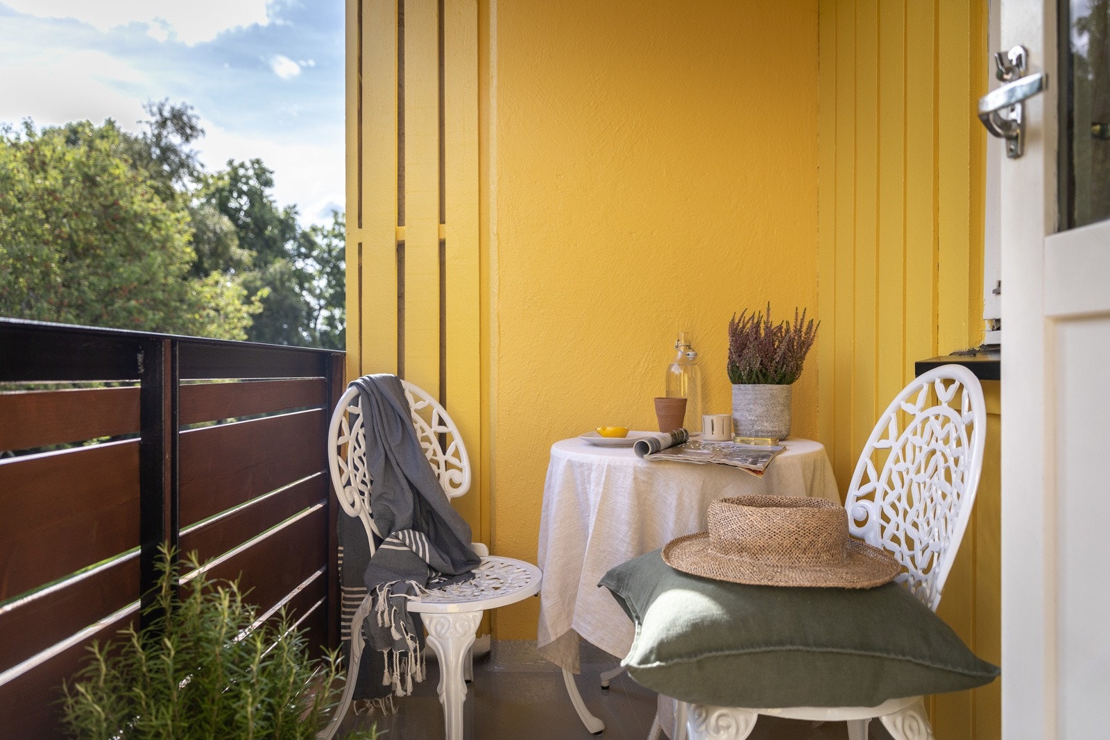 I forlengelsen av stuen, er det utgang til østvendt balkong på ca. 3 kvm. Galleribilde