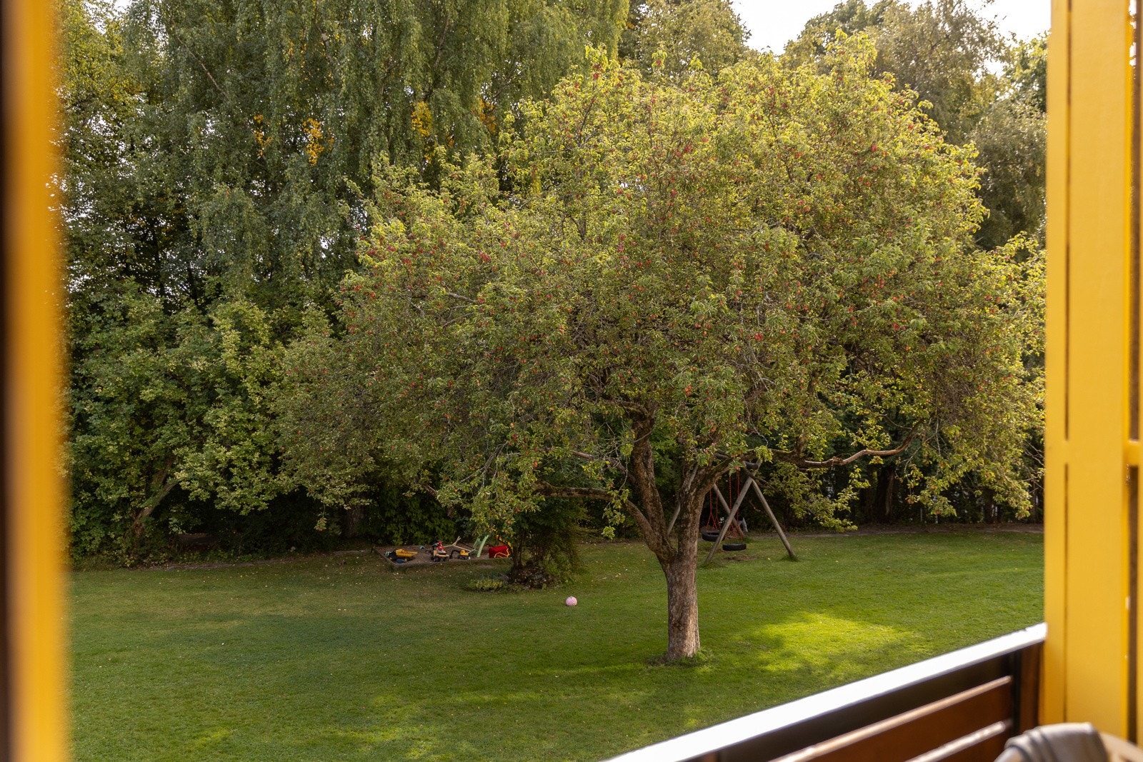 Her kan man nyte sene sommerkvelder med hyggelig utsyn over grønne fellesarealer i gode venners lag. Galleribilde