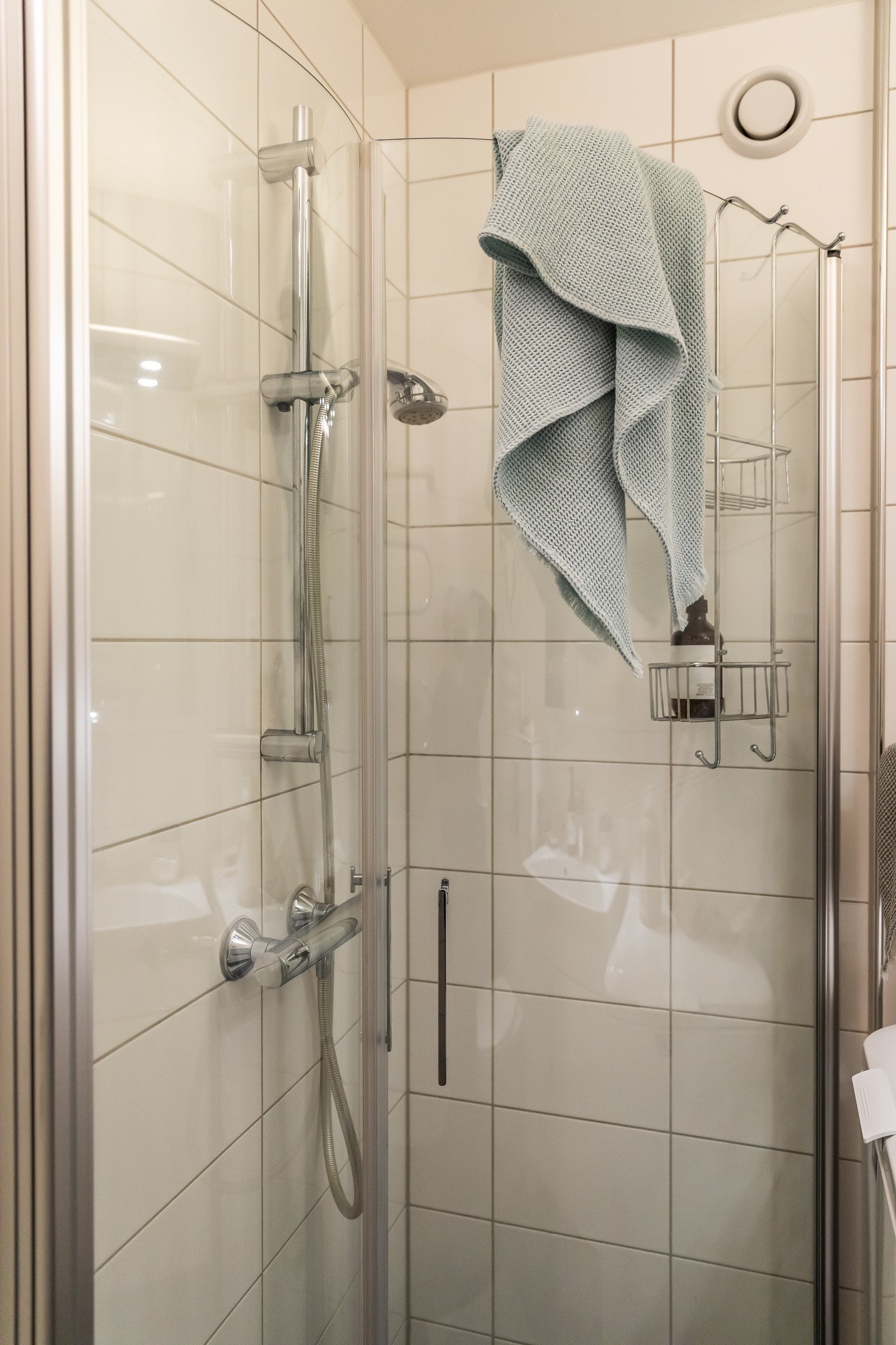 Dusjehjørne med innfellbare glassdører. Galleribilde