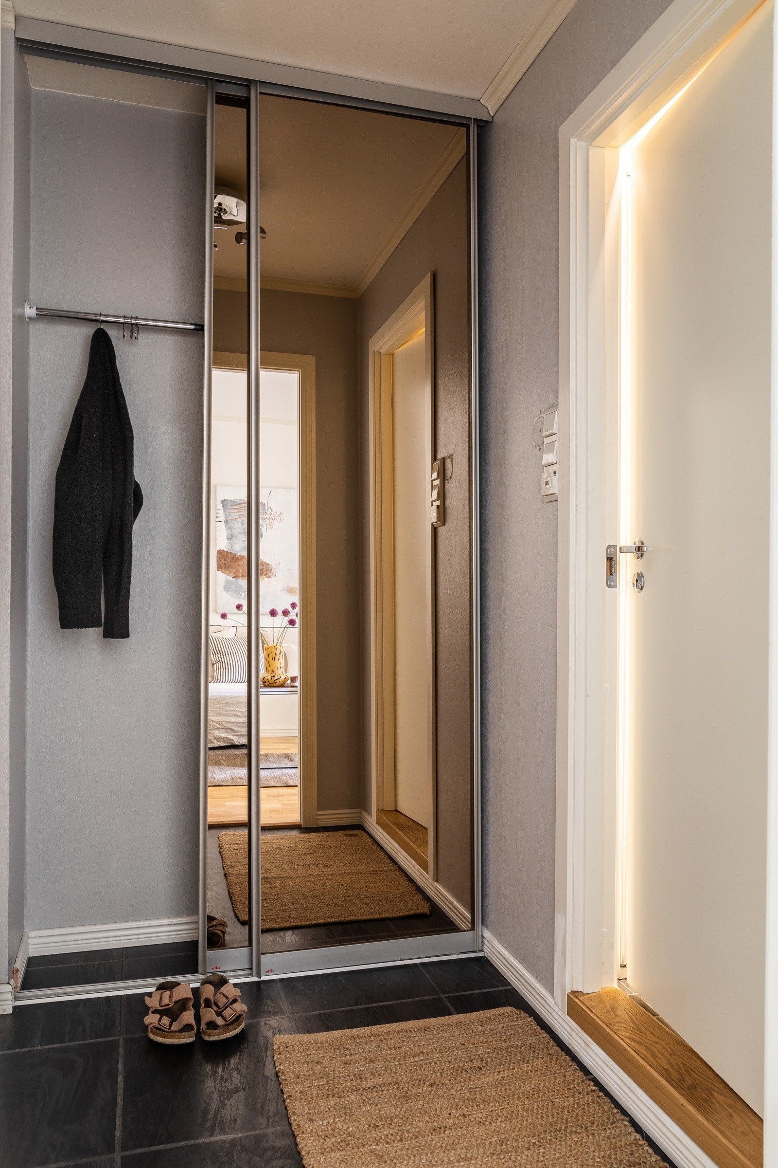 Entréen har dørcalling og god plass til yttertøy og sko i skyvedørsgarderobe med speildører. Galleribilde