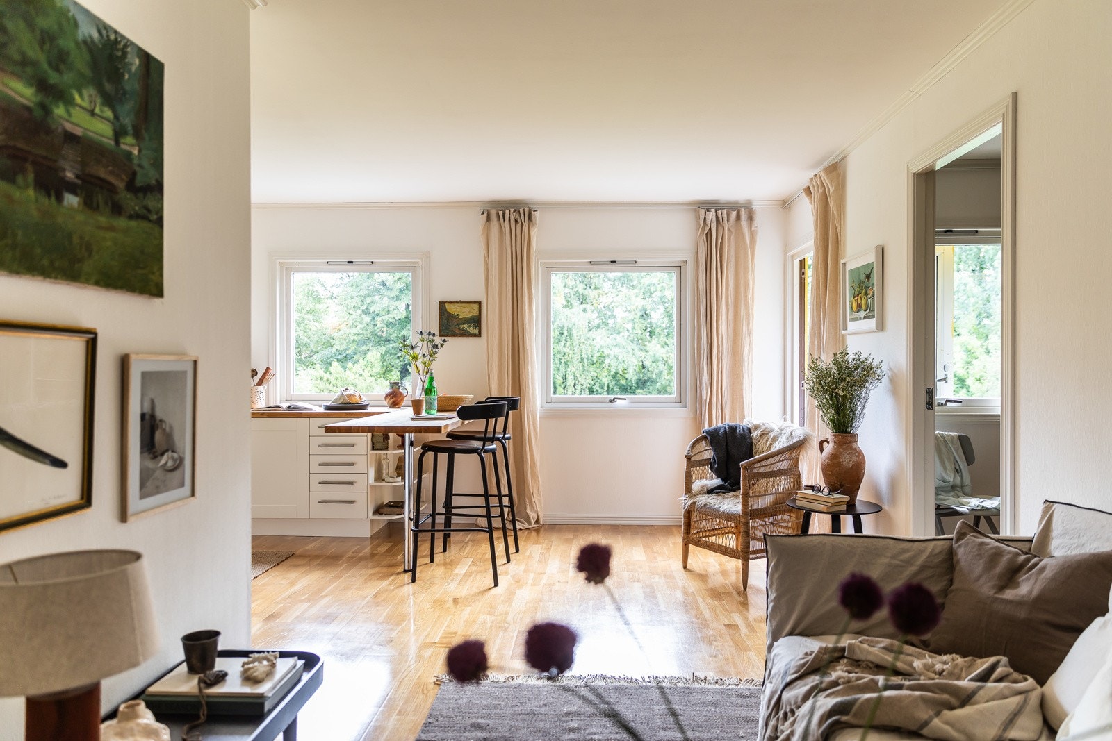 Store vindusflater, kombinert med åpen og luftig planløsning, skaper en behagelig romfølelse. Galleribilde