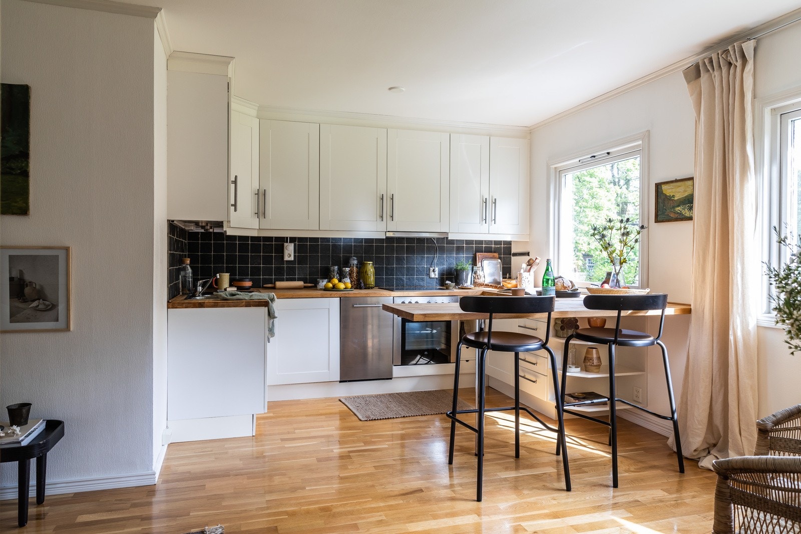 Kjøkken i åpen og sosial løsning til stue. Galleribilde