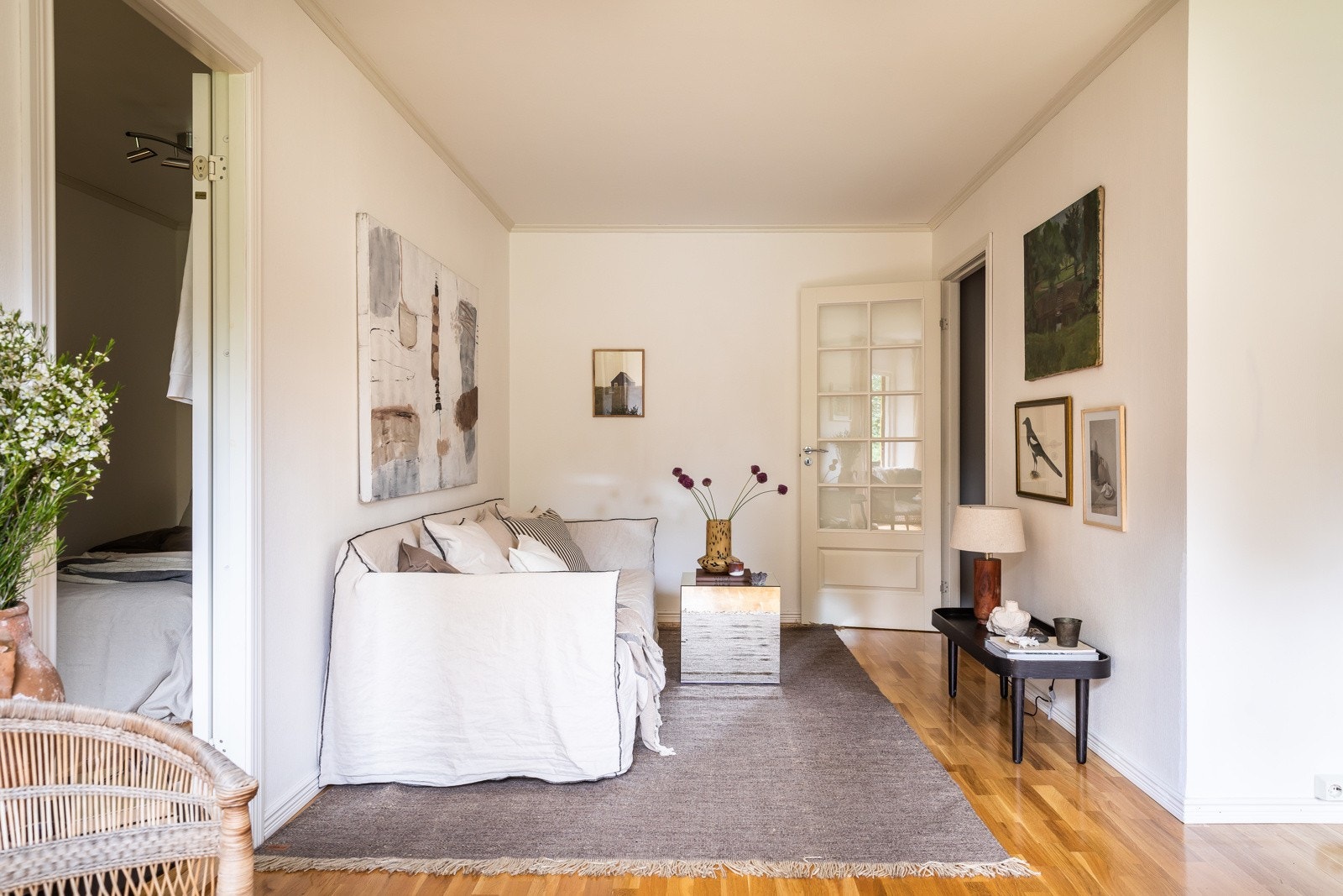 Stuen utgjør sammen med kjøkkenet en fin sosial sone og leilighetens naturlige midtpunkt. Galleribilde